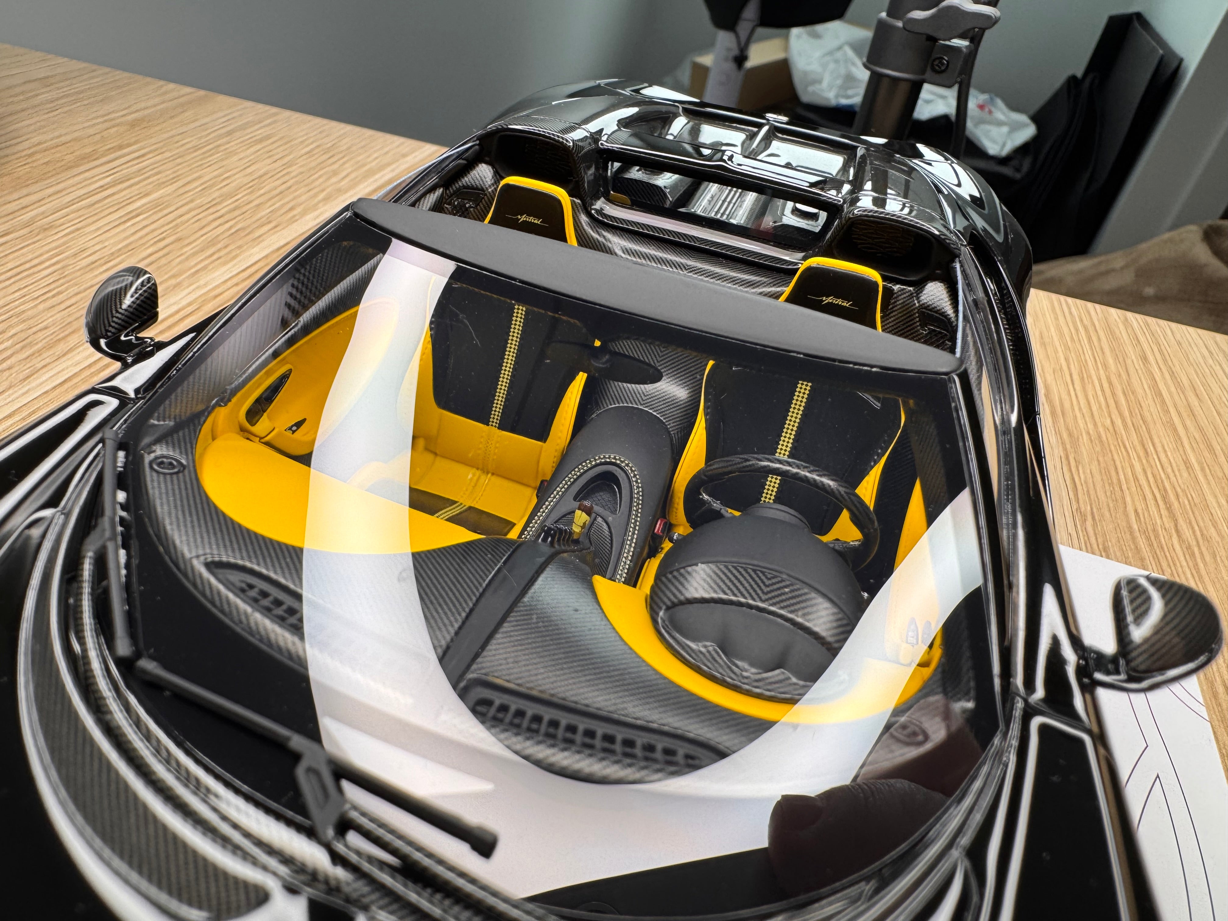 Bugatti Mistral - launch black - 1:18