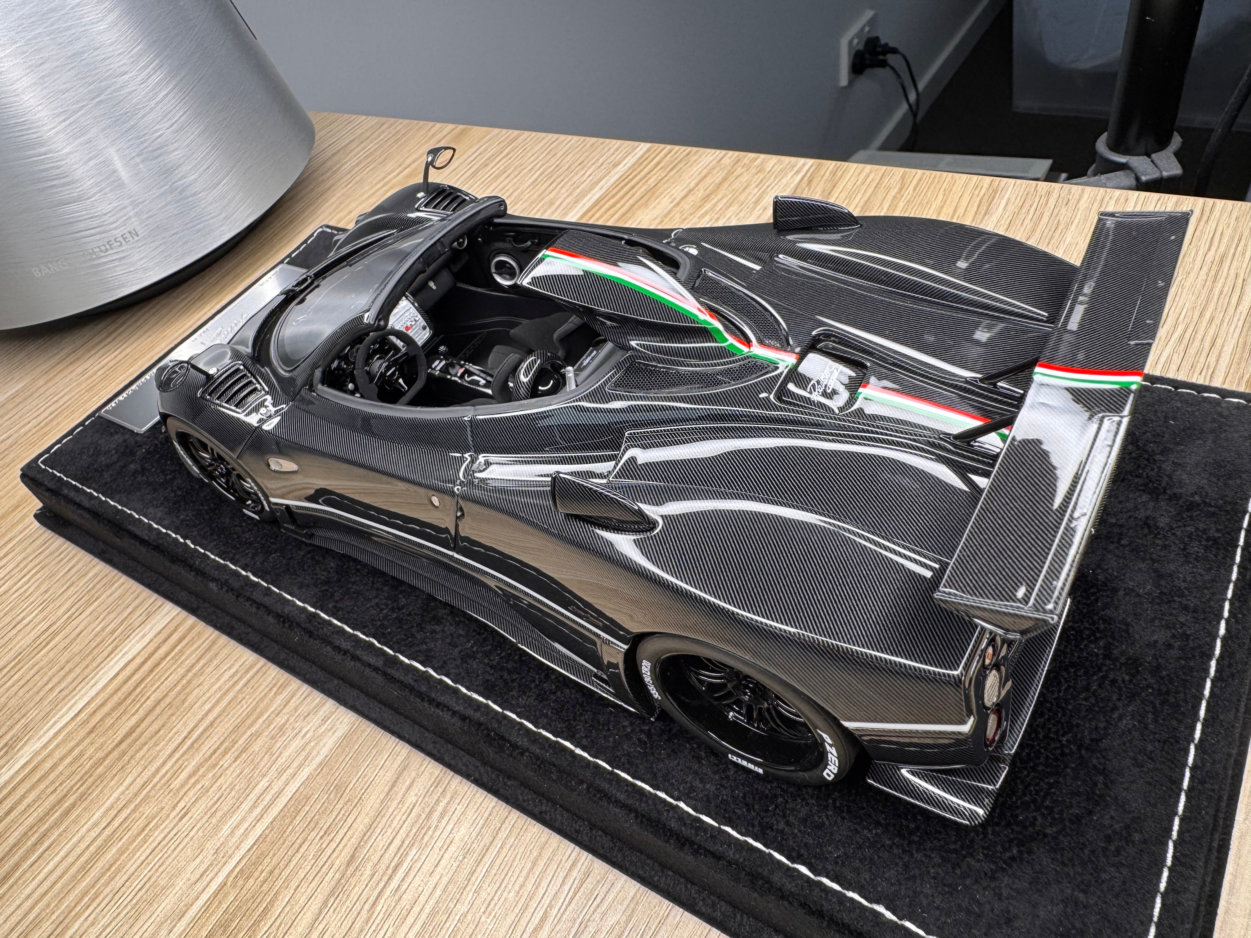 Pagani Zonda Cinque Roadster - Black / Carbon - 1:18