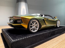 Load image into Gallery viewer, Lamborghini Aventador LP700-4 Roadster - Chameleon Gold - 1:18
