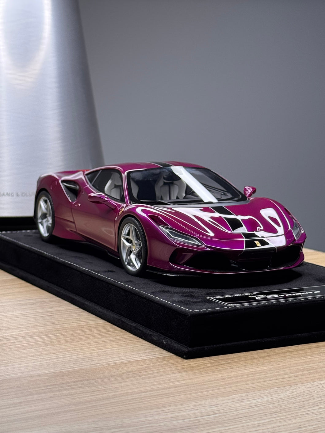 Ferrari F8 Tributo - Viola Hong Kong - 1:18