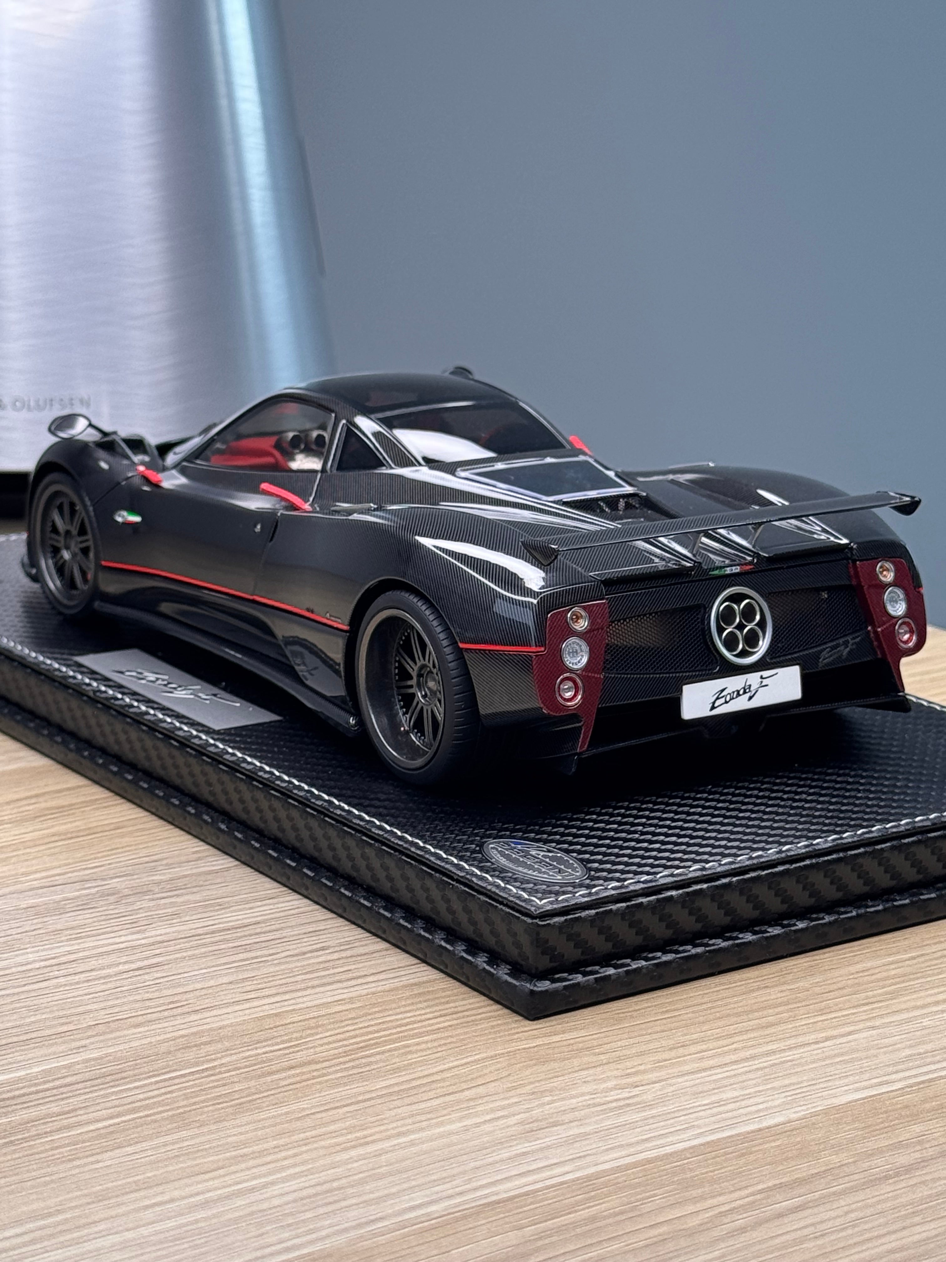Pagani Zonda F - gloss carbon black OPEN PARTS - 1:18