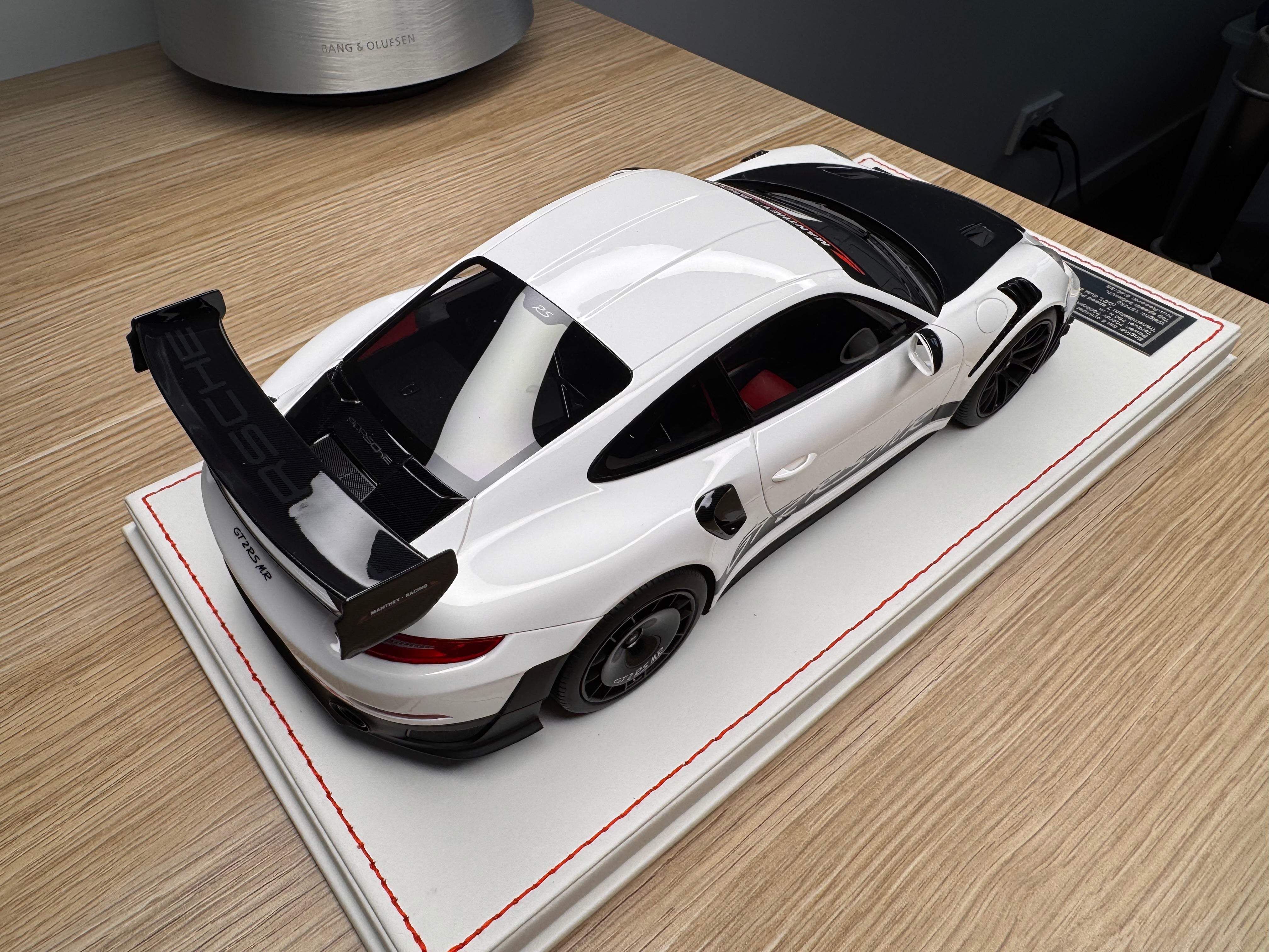 Porsche 911 GT2RSMR - White / Black - 1:18