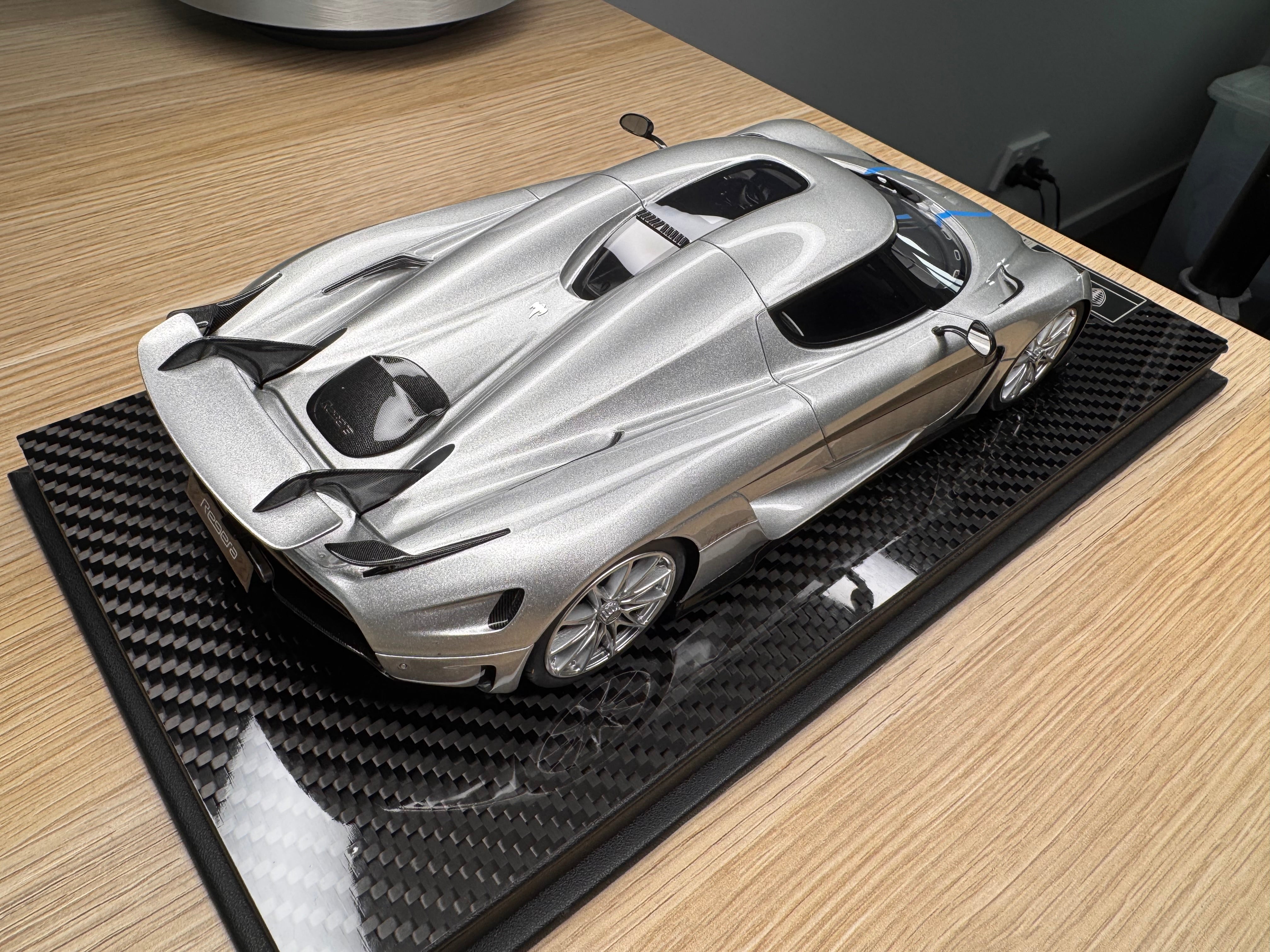 Koenigsegg Regera - Moon Silver with silver wheels - 1:18