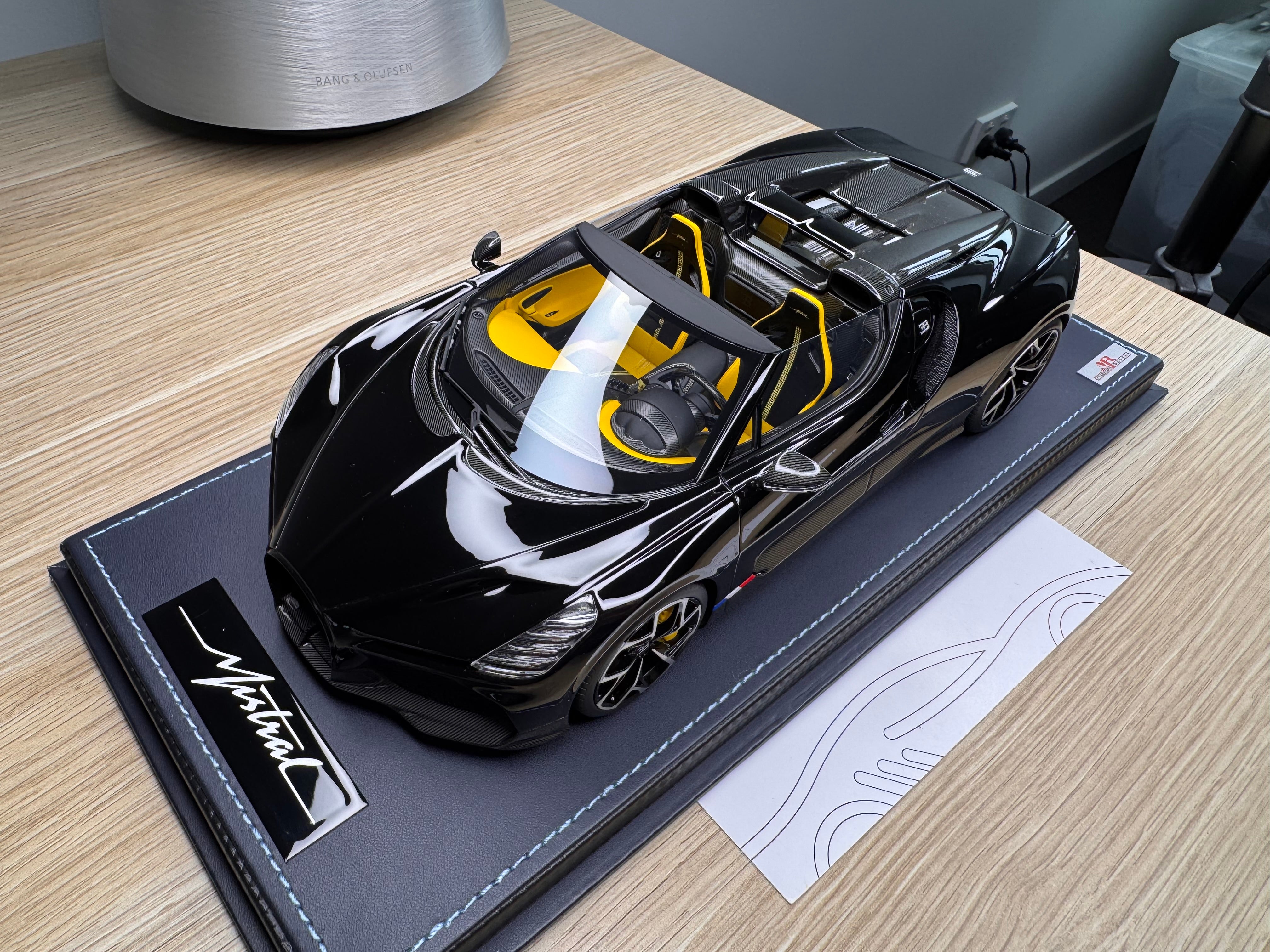 Bugatti Mistral - launch black - 1:18