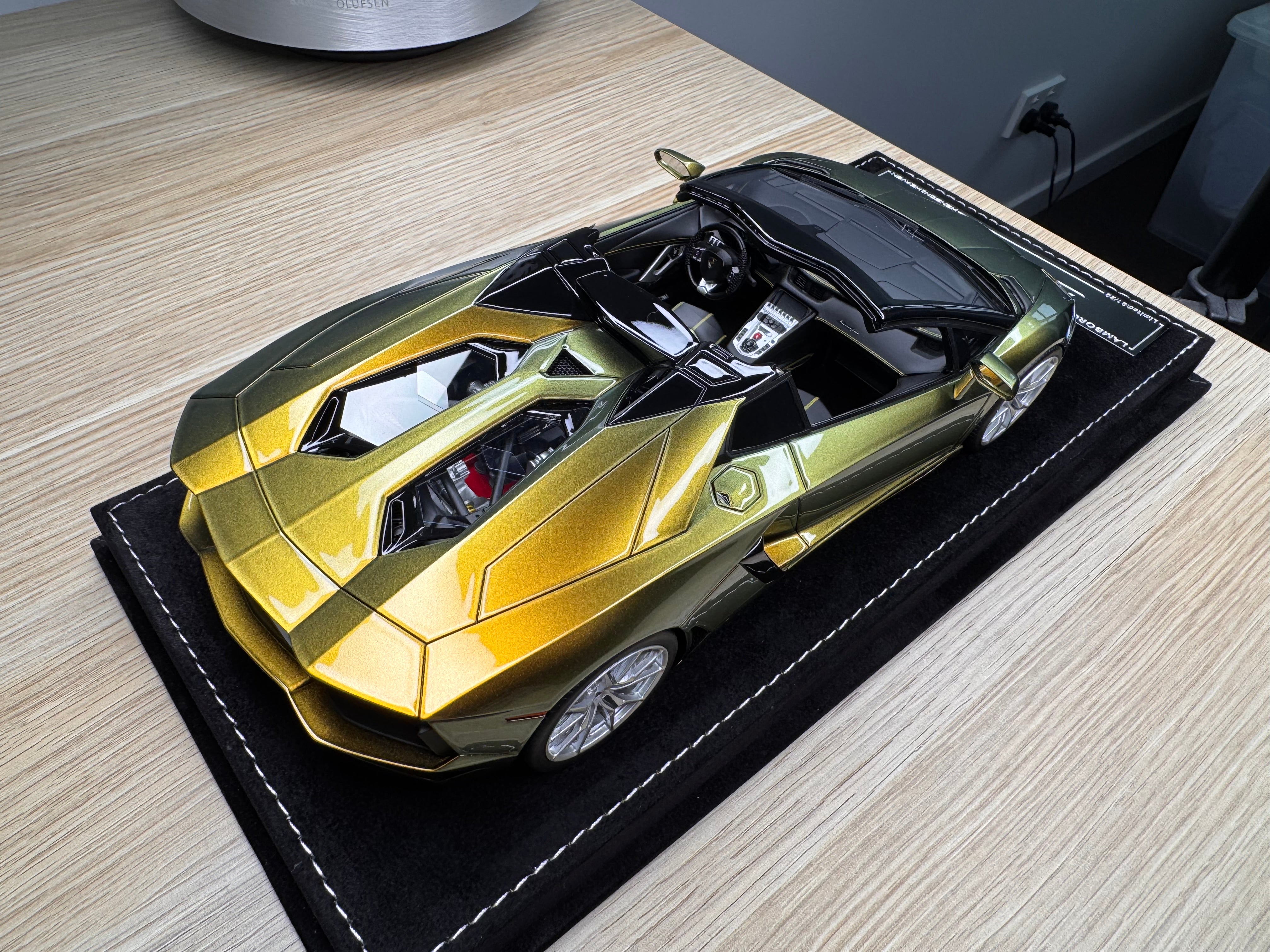 Lamborghini Aventador LP700-4 Roadster - Chameleon Gold - 1:18