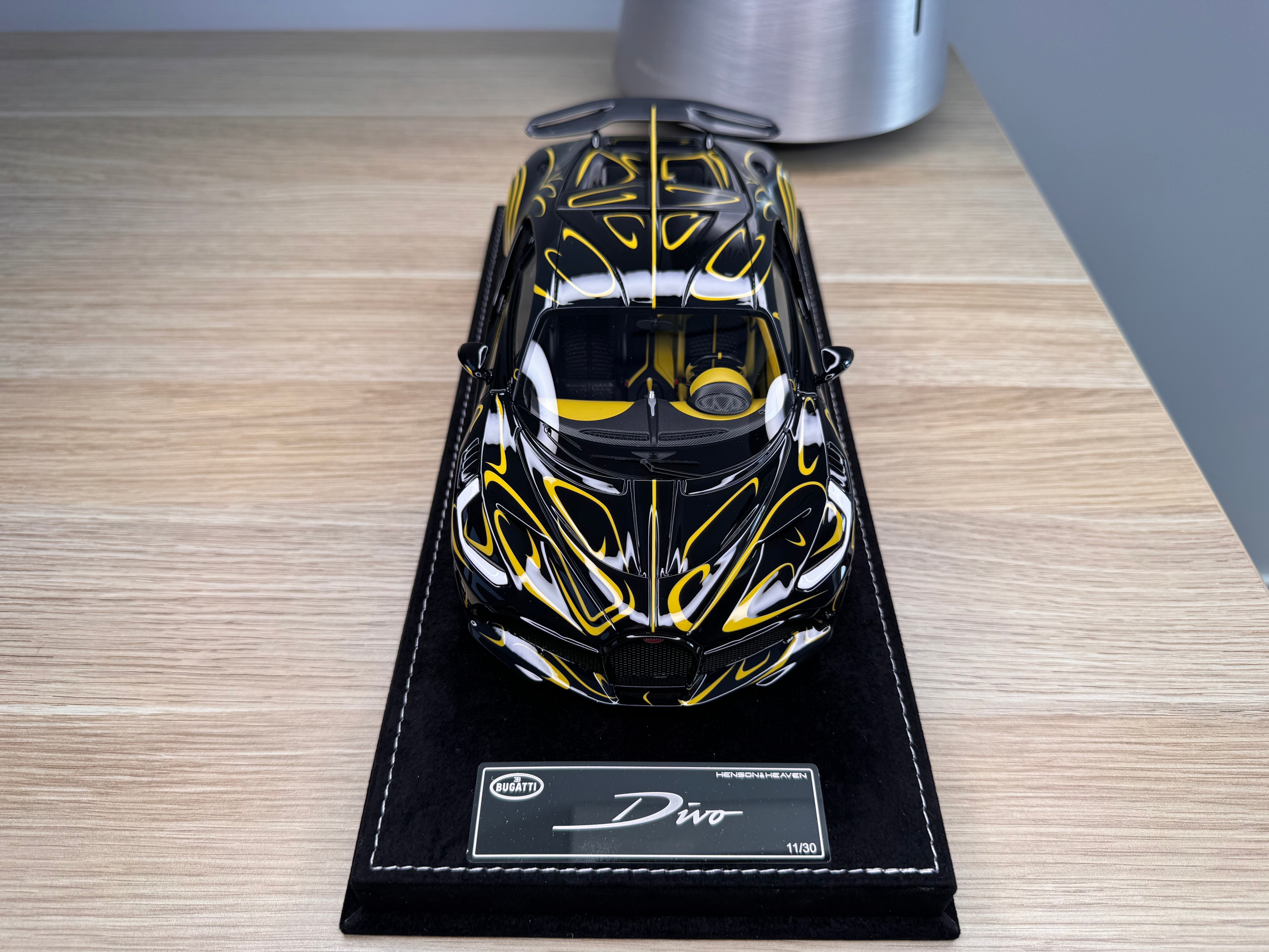 Bugatti Divo - Black with Gold Stripes - 1:18