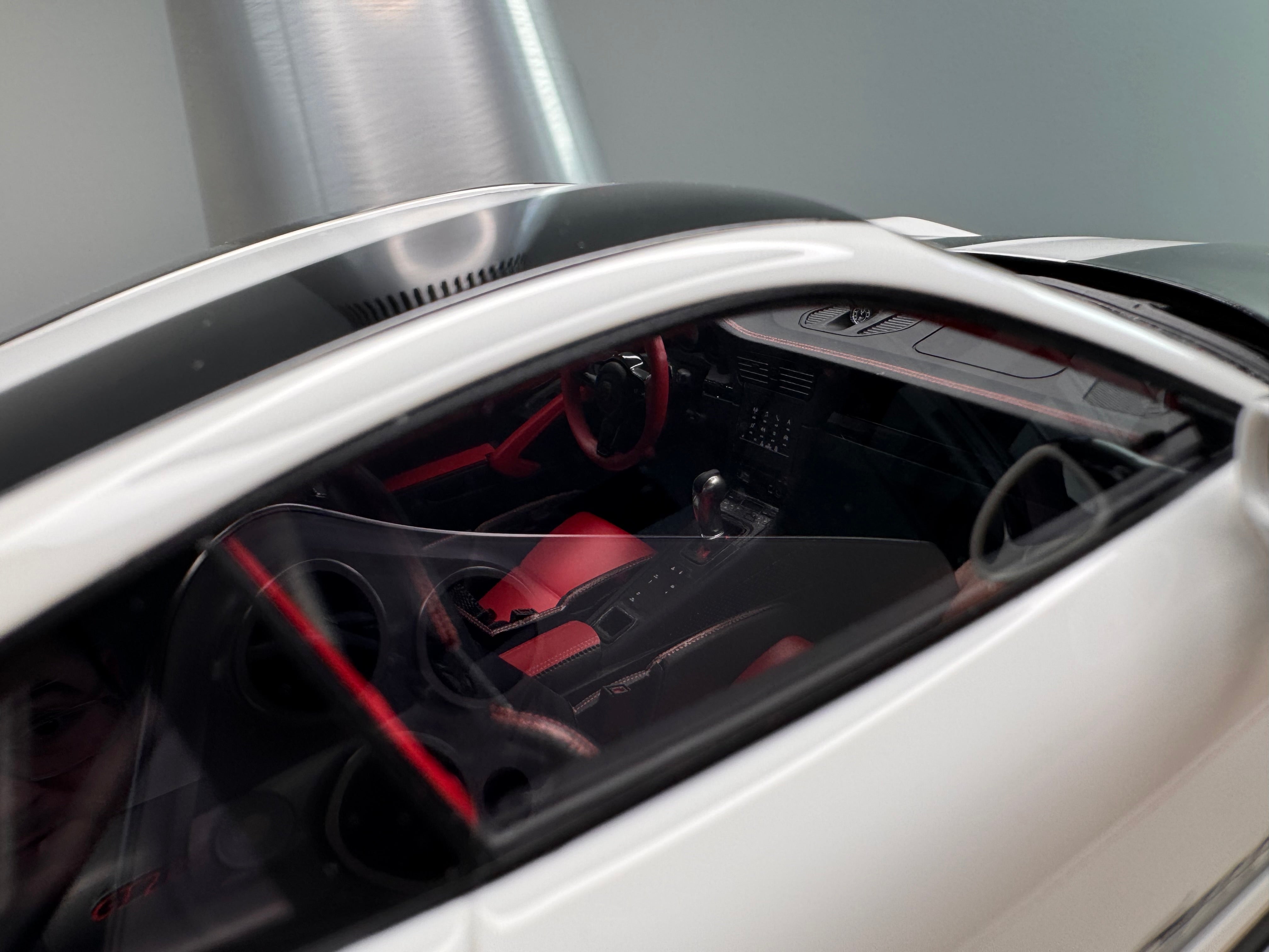 Porsche 911 GT2RSMR - White - 1:18