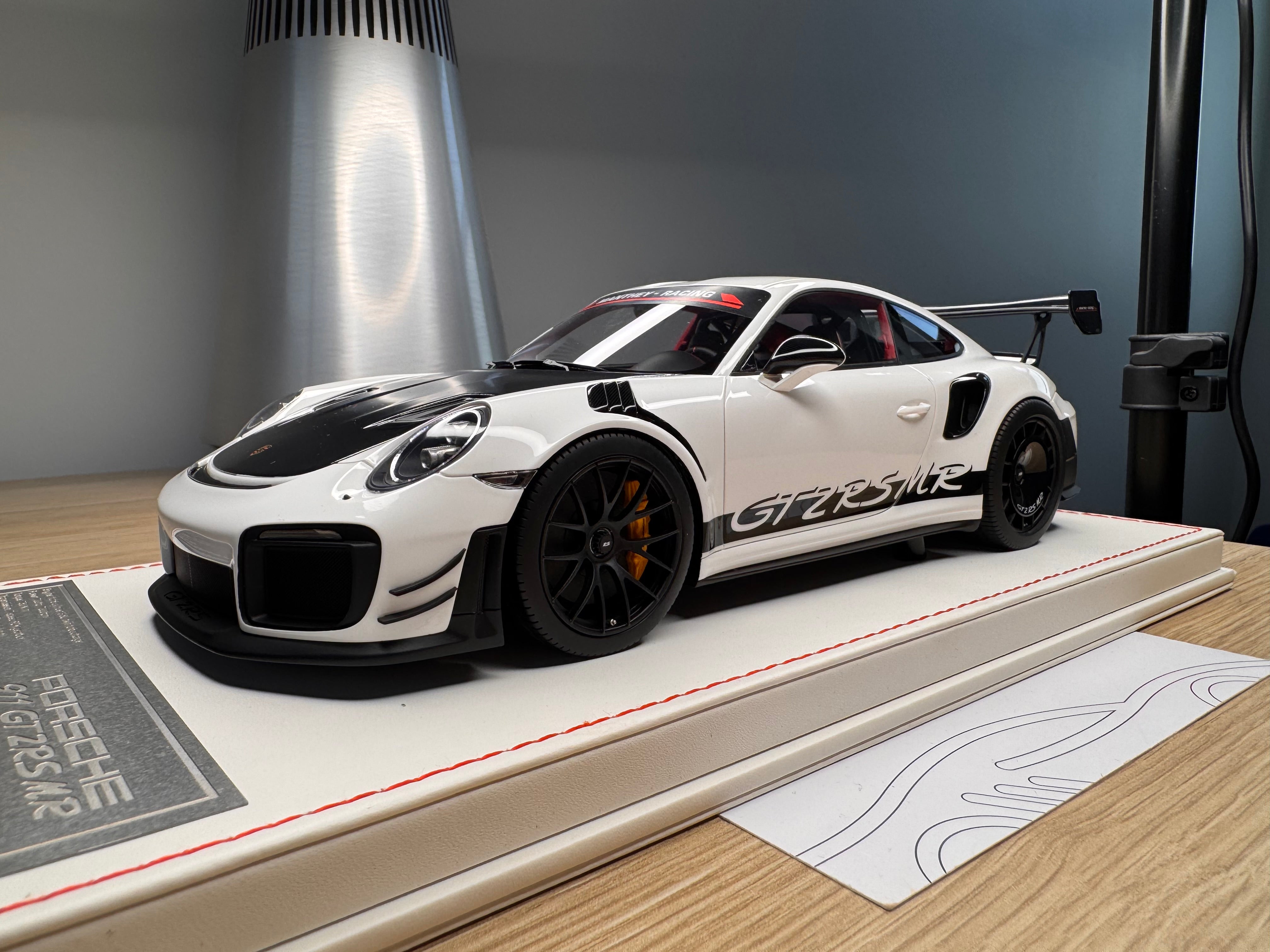 Porsche 911 GT2RSMR - White / Black - 1:18