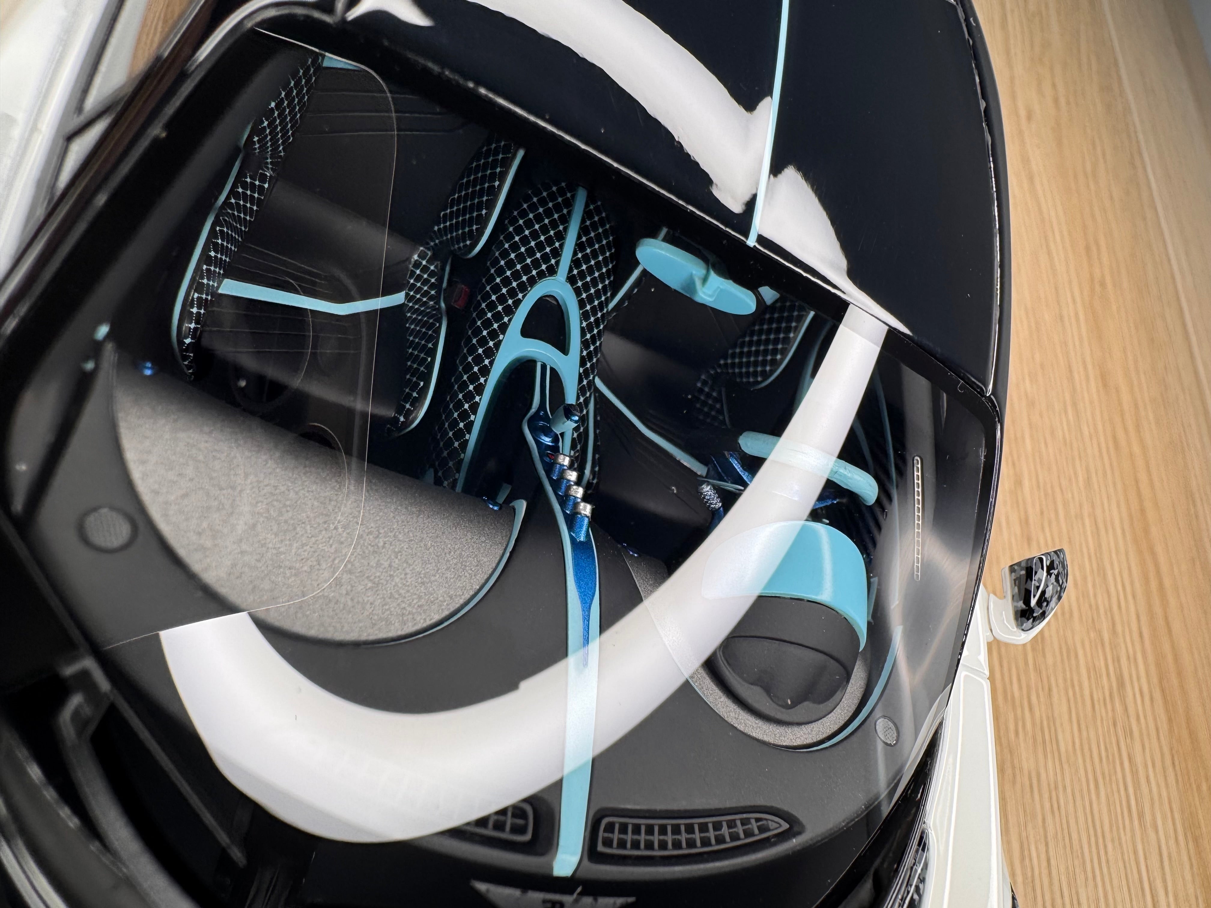 Bugatti Chiron 2.0 White with Luminous Blue - 1:18