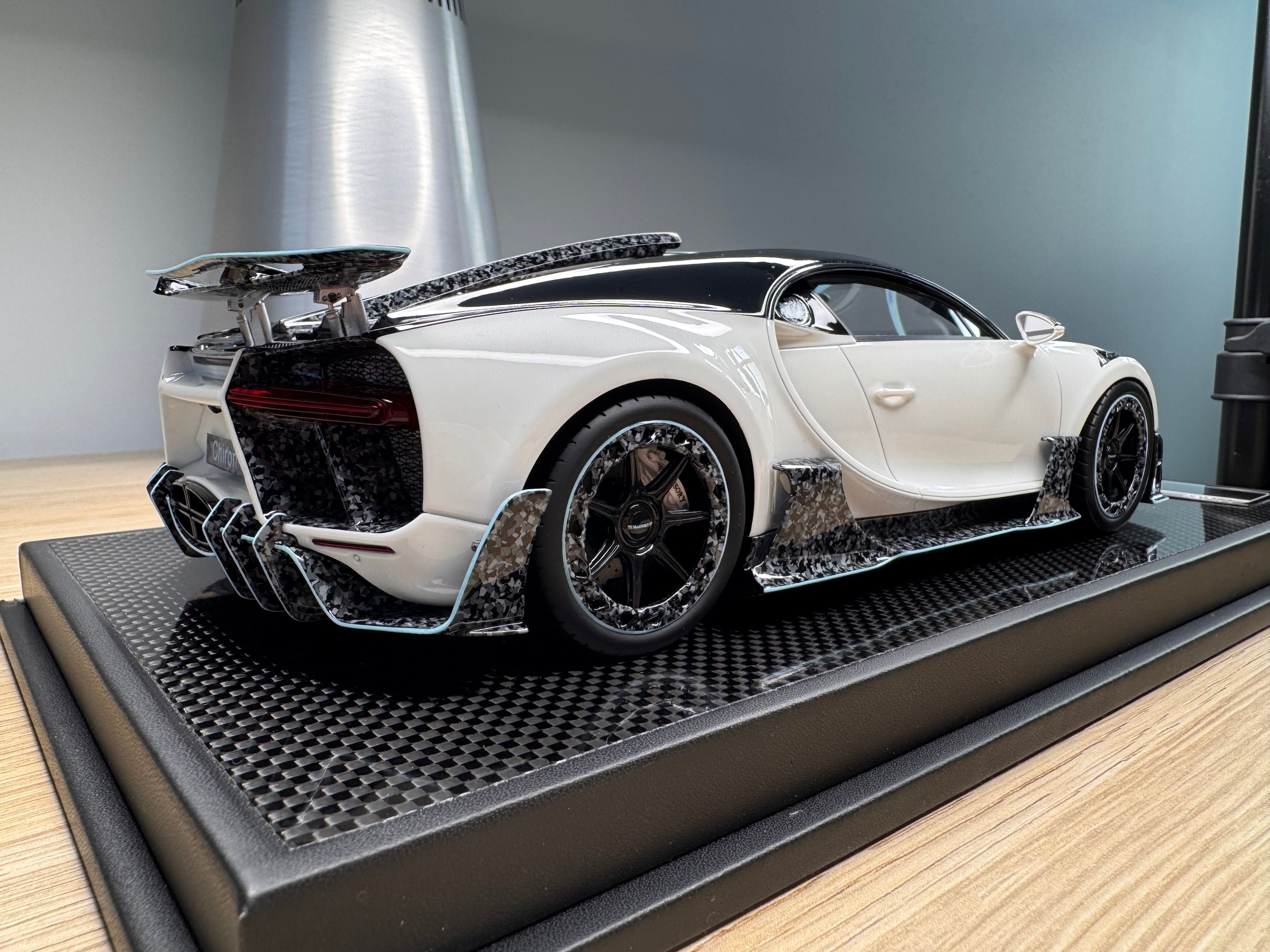 Bugatti Chiron 2.0 White with Luminous Blue - 1:18