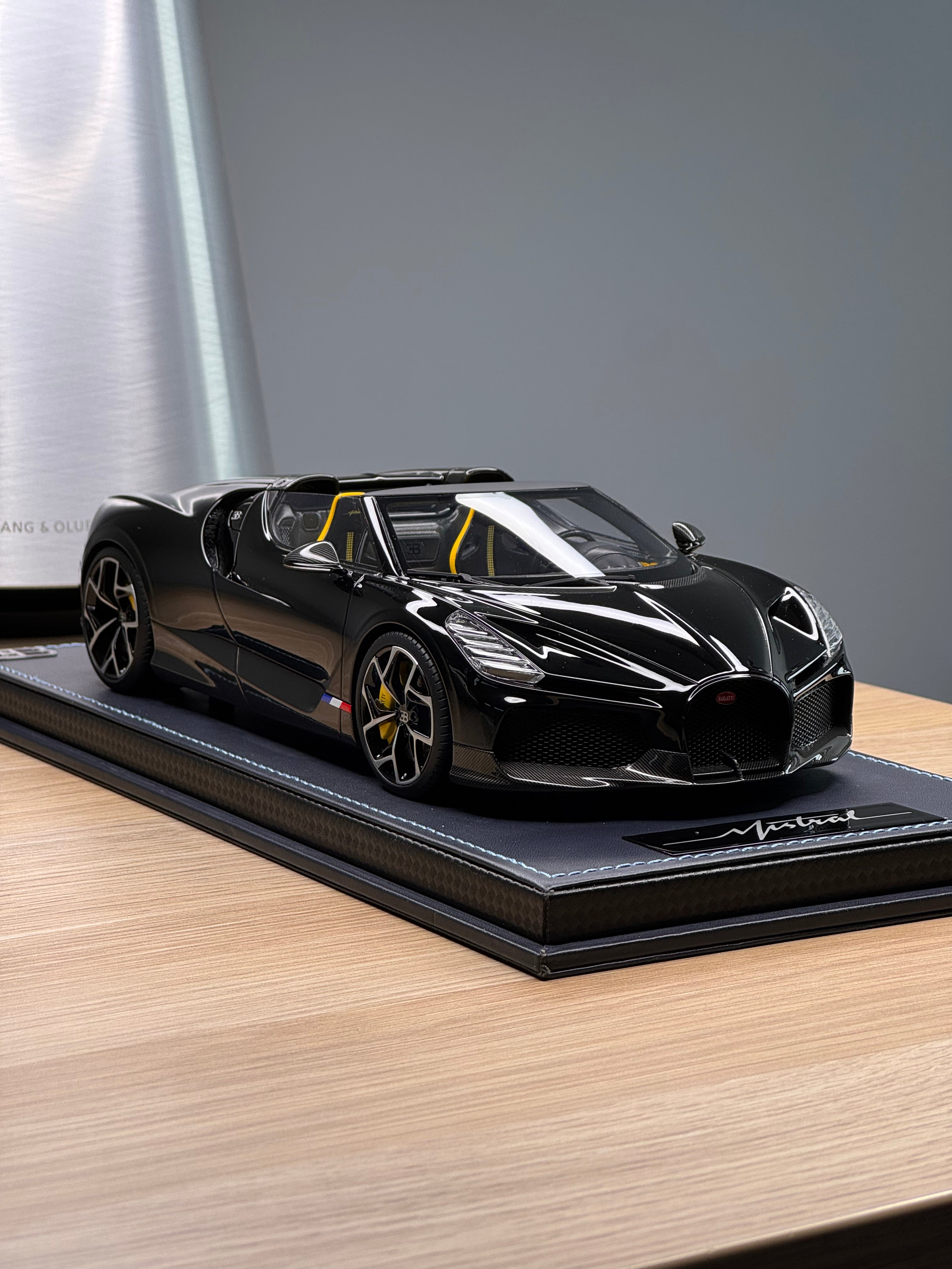 Bugatti Mistral - launch black - 1:18