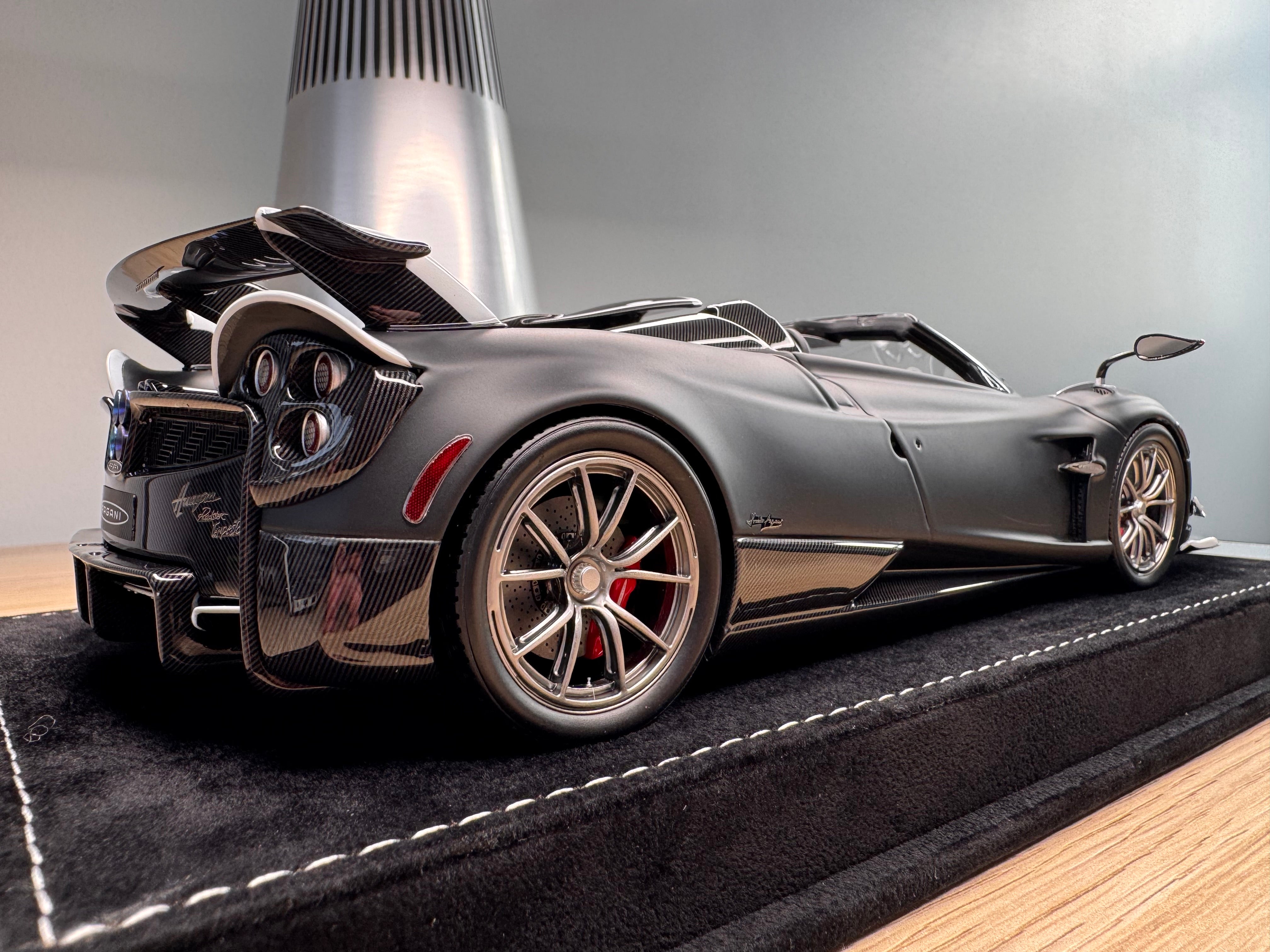 Pagani Huayra Roadster Tempesta - matte black / carbon - 1:18