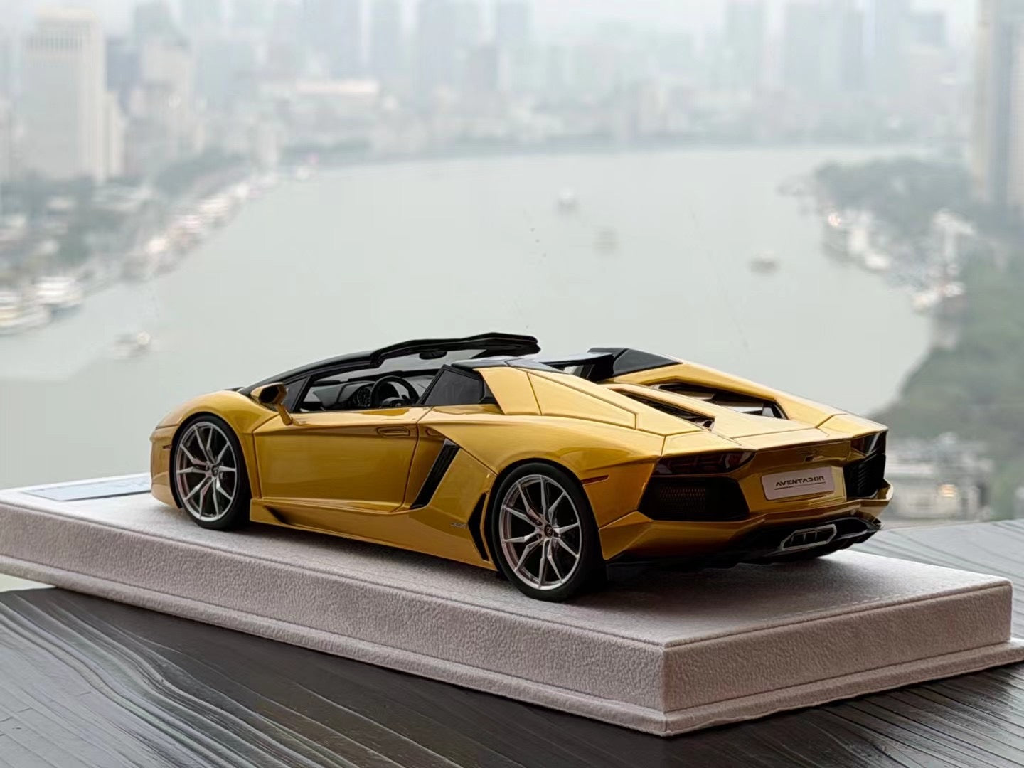 Lamborghini Aventador LP700-4 Roadster - Electro-Lime Gold - 1:18