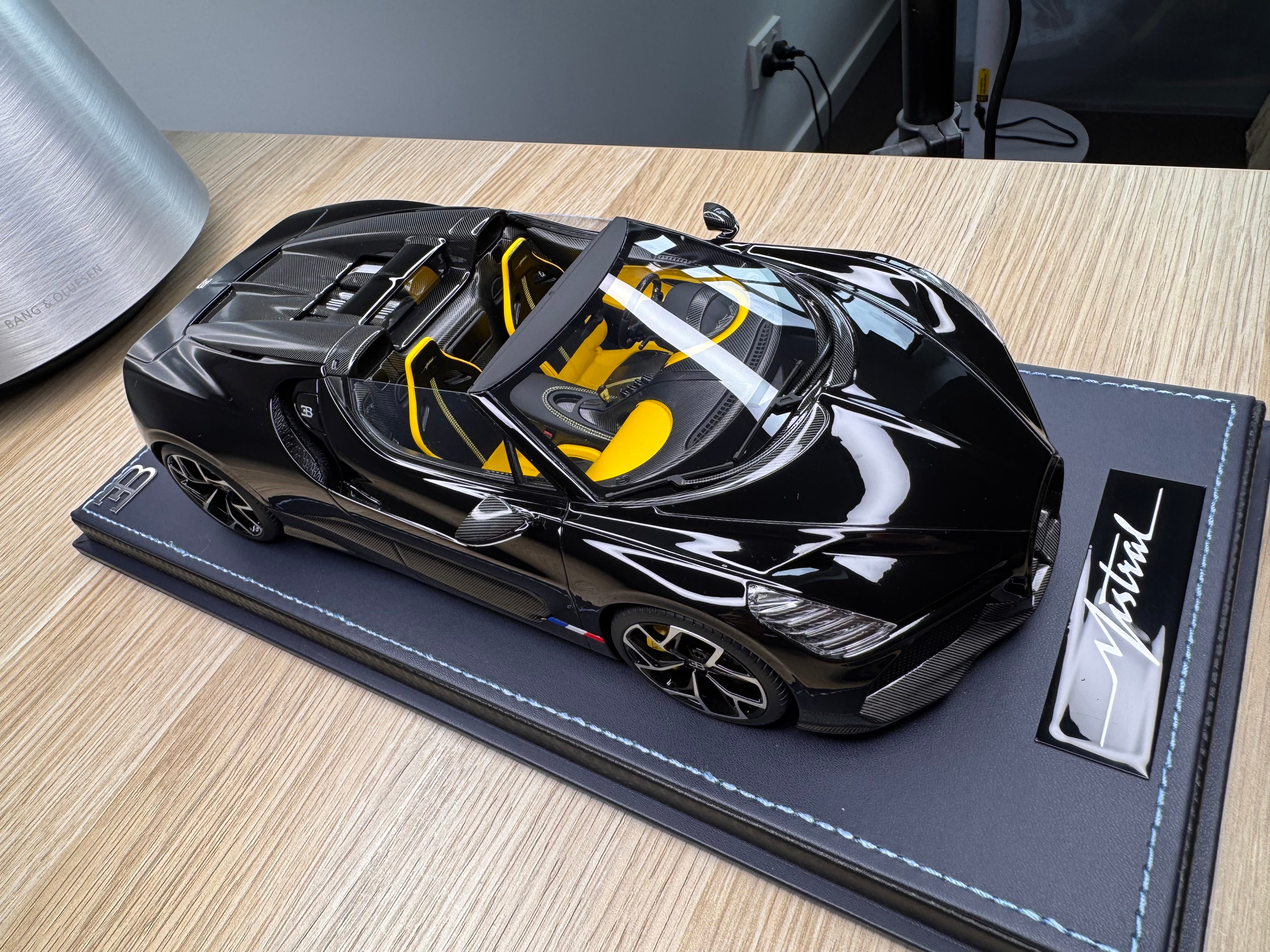 Bugatti Mistral - launch black - 1:18