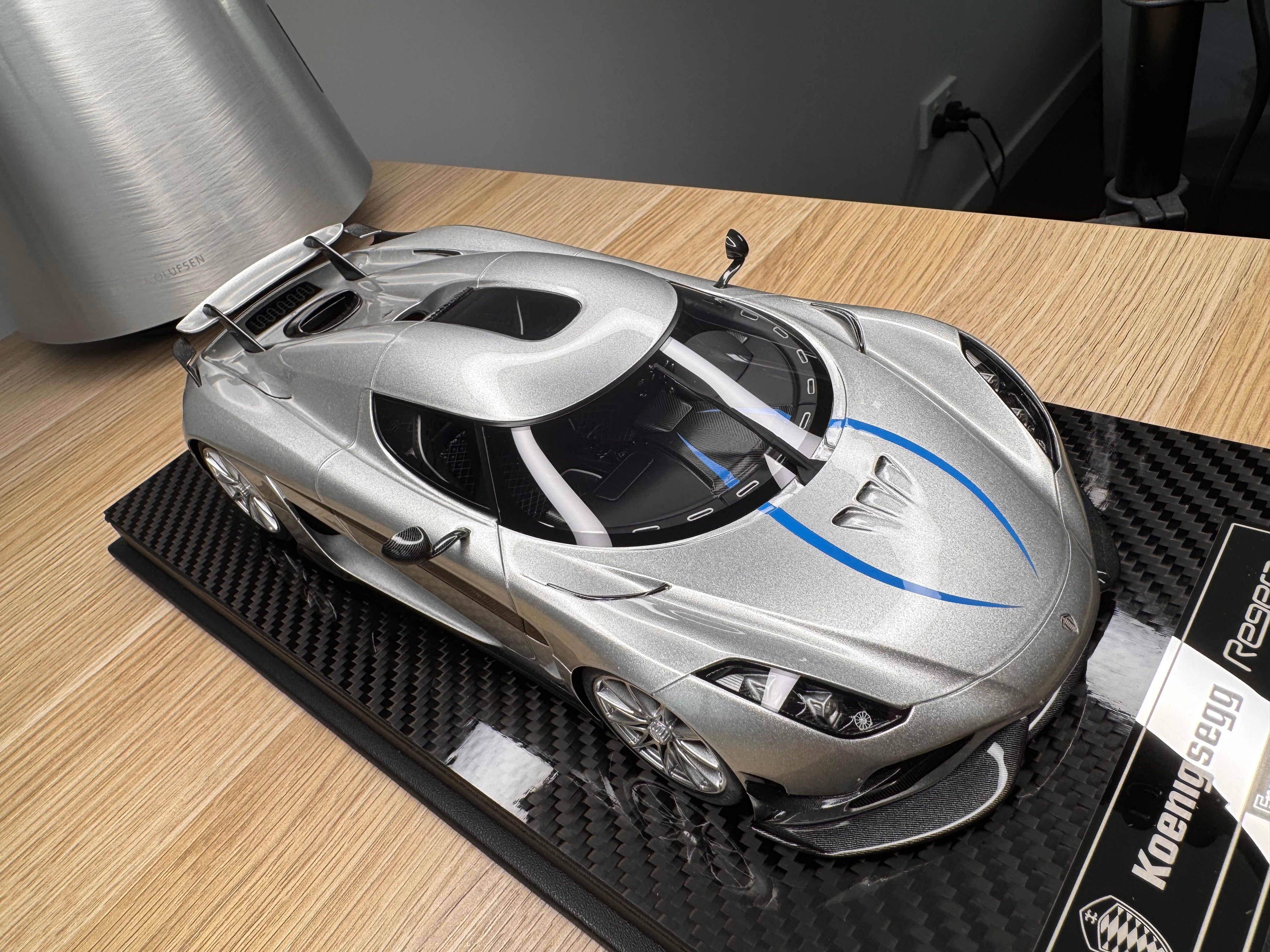 Koenigsegg Regera - Moon Silver with silver wheels - 1:18