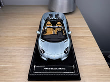 Load image into Gallery viewer, Lamborghini Aventador LP700-4 Roadster - Azzurro Thethis - 1:18
