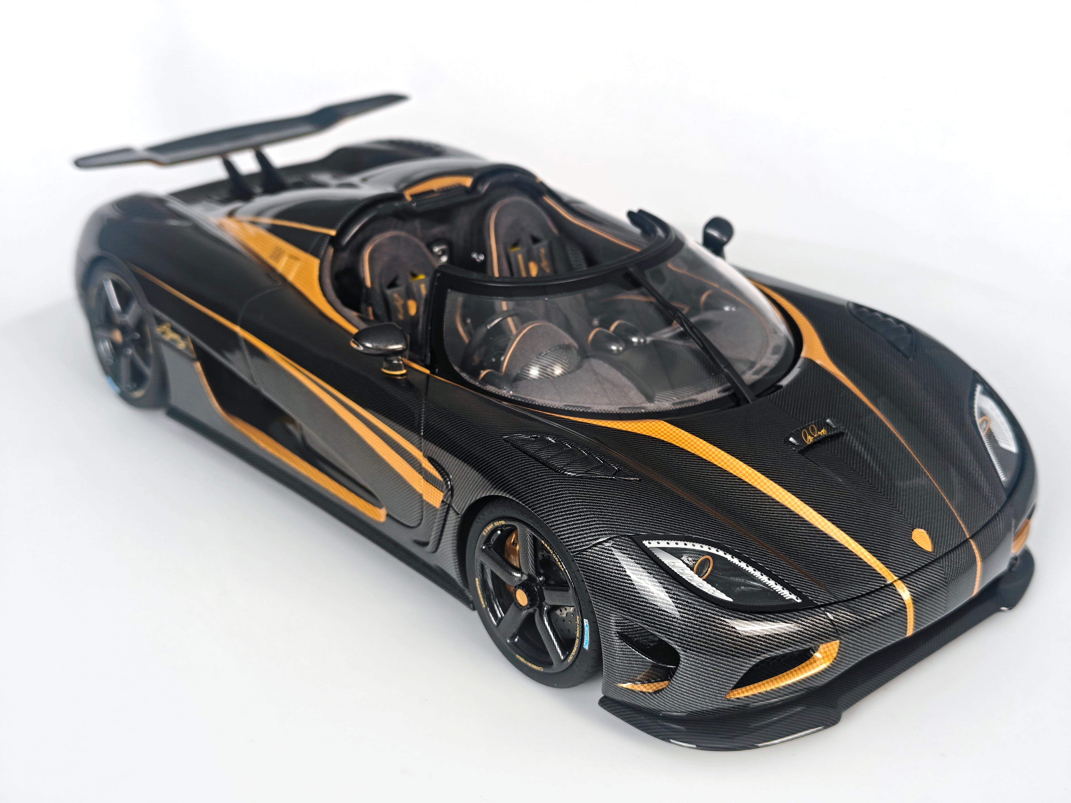 Koenigsegg Agera S - Hundra carbon gold OPEN PARTS - 1:18