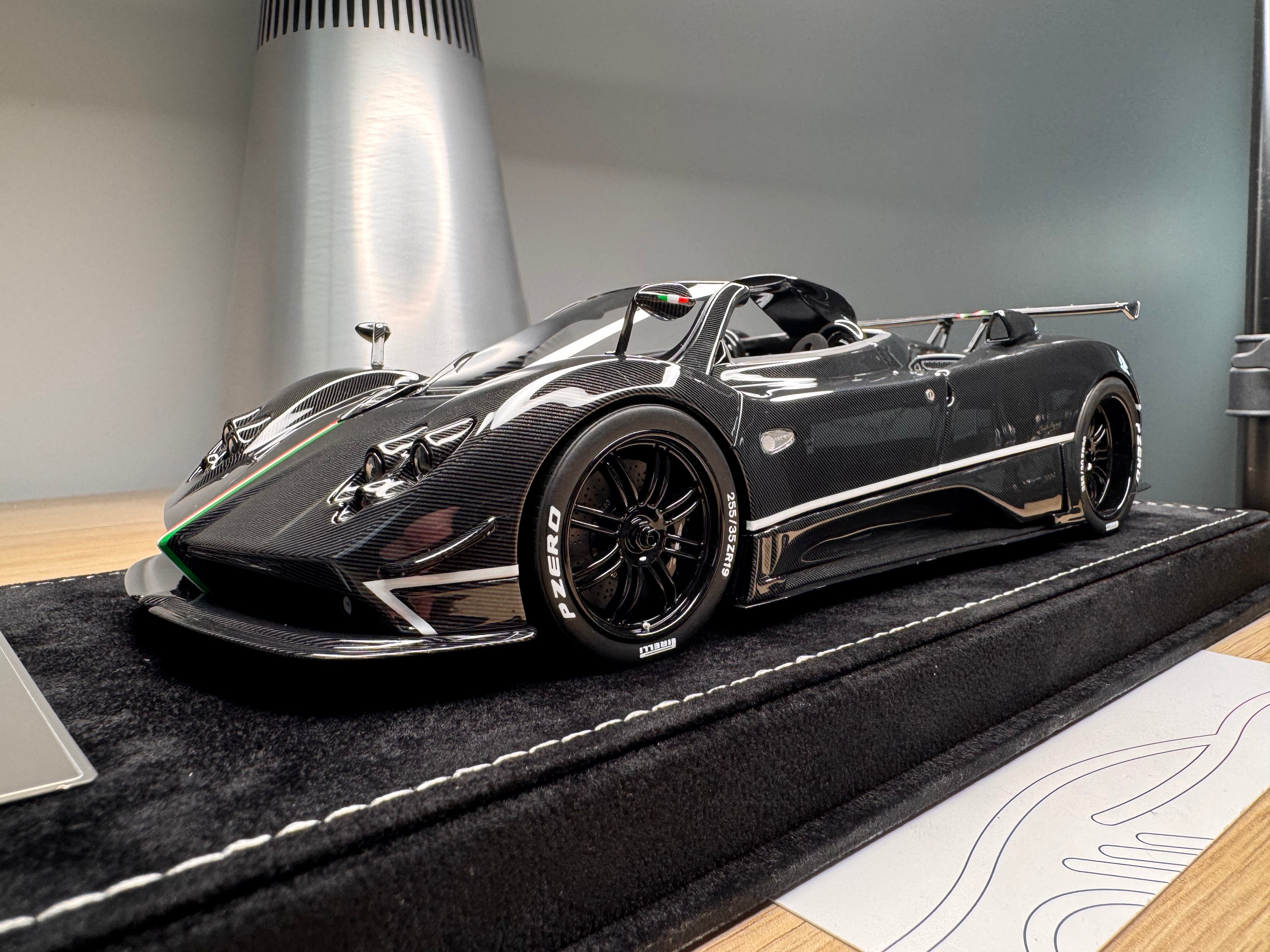 Pagani Zonda Cinque Roadster - Black / Carbon - 1:18