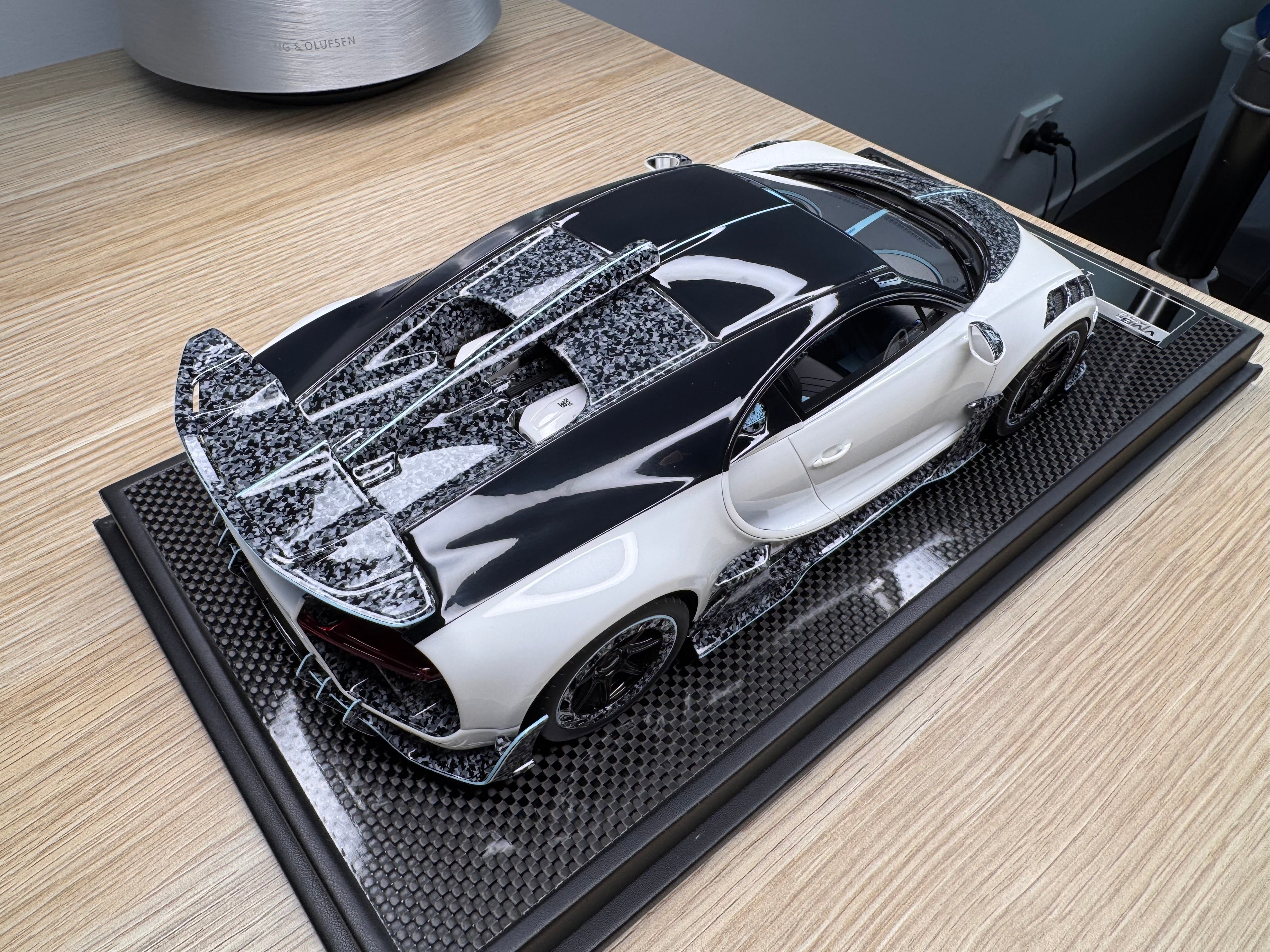Bugatti Chiron 2.0 White with Luminous Blue - 1:18
