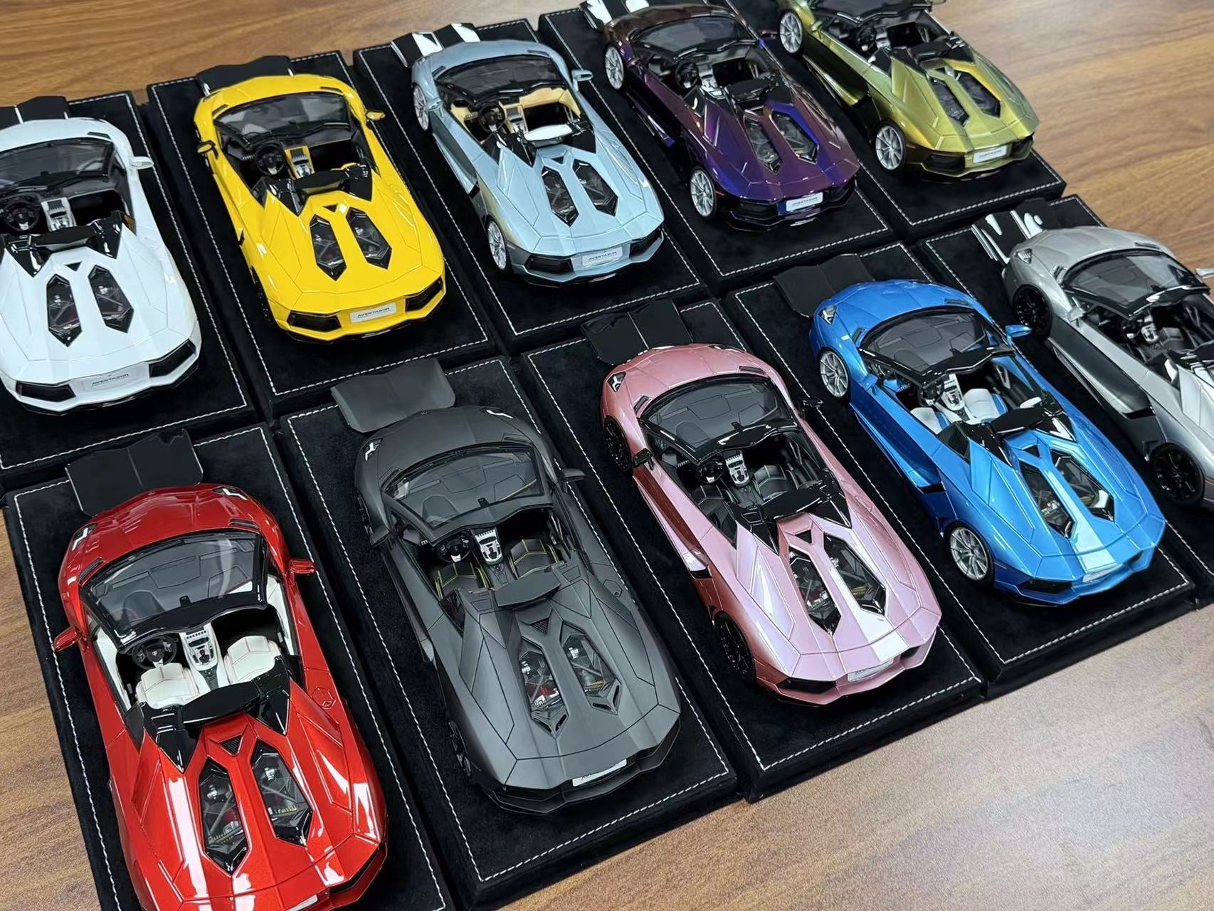 Lamborghini Aventador LP700-4 Roadster - select colour - 1:18