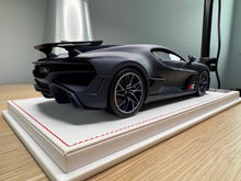 Load image into Gallery viewer, Bugatti Divo - blue carbon (matte) - 1:18
