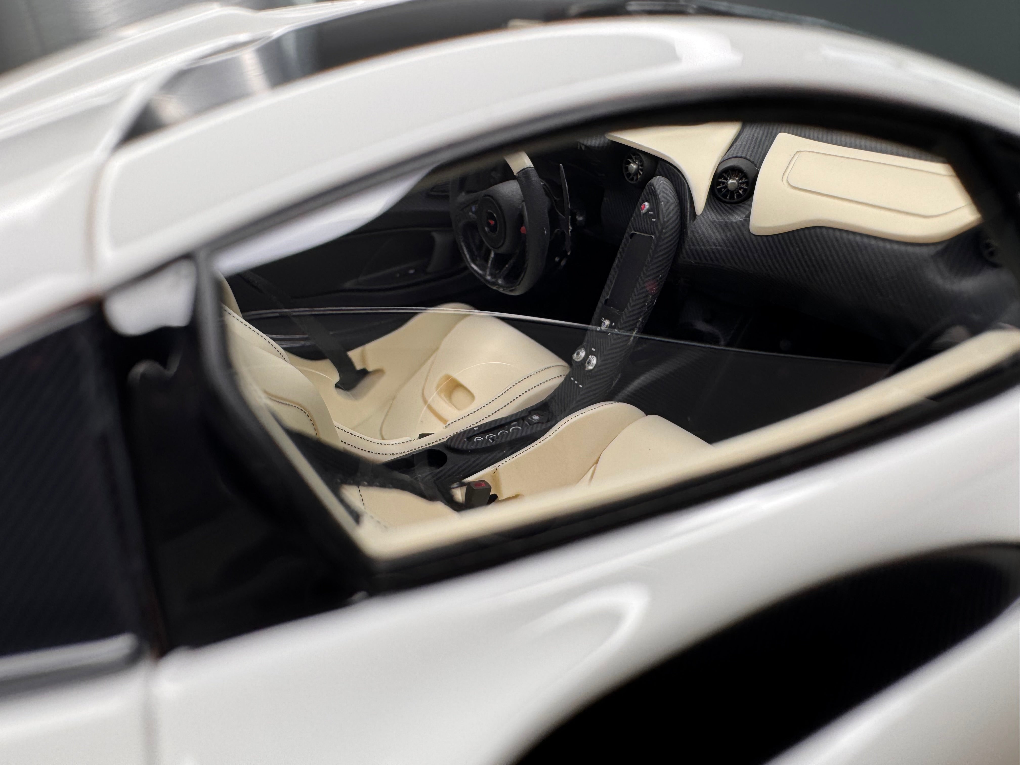 McLaren P1 - Silica White / Black - 1:18