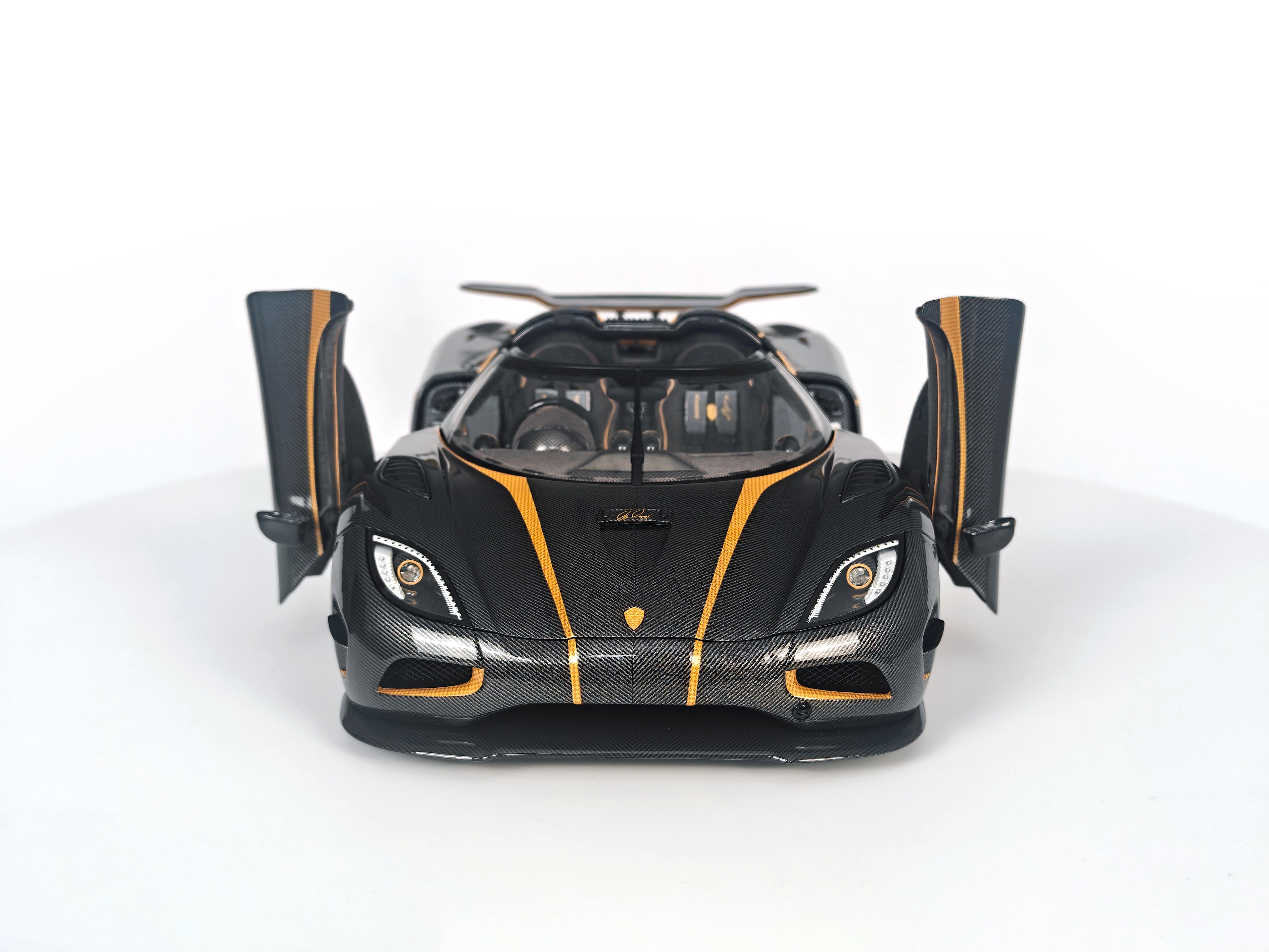 Koenigsegg Agera S - Hundra carbon gold OPEN PARTS - 1:18
