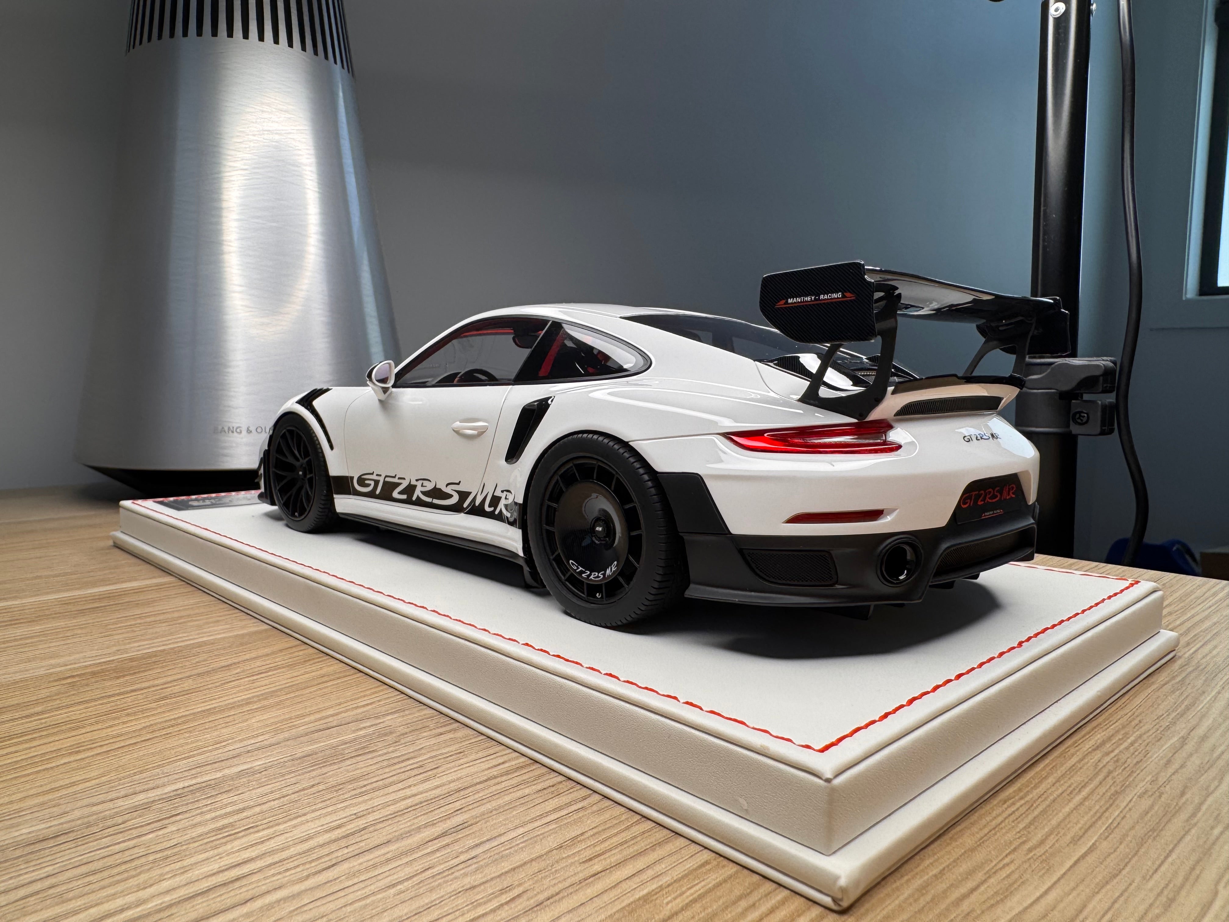 Porsche 911 GT2RSMR - White / Black - 1:18