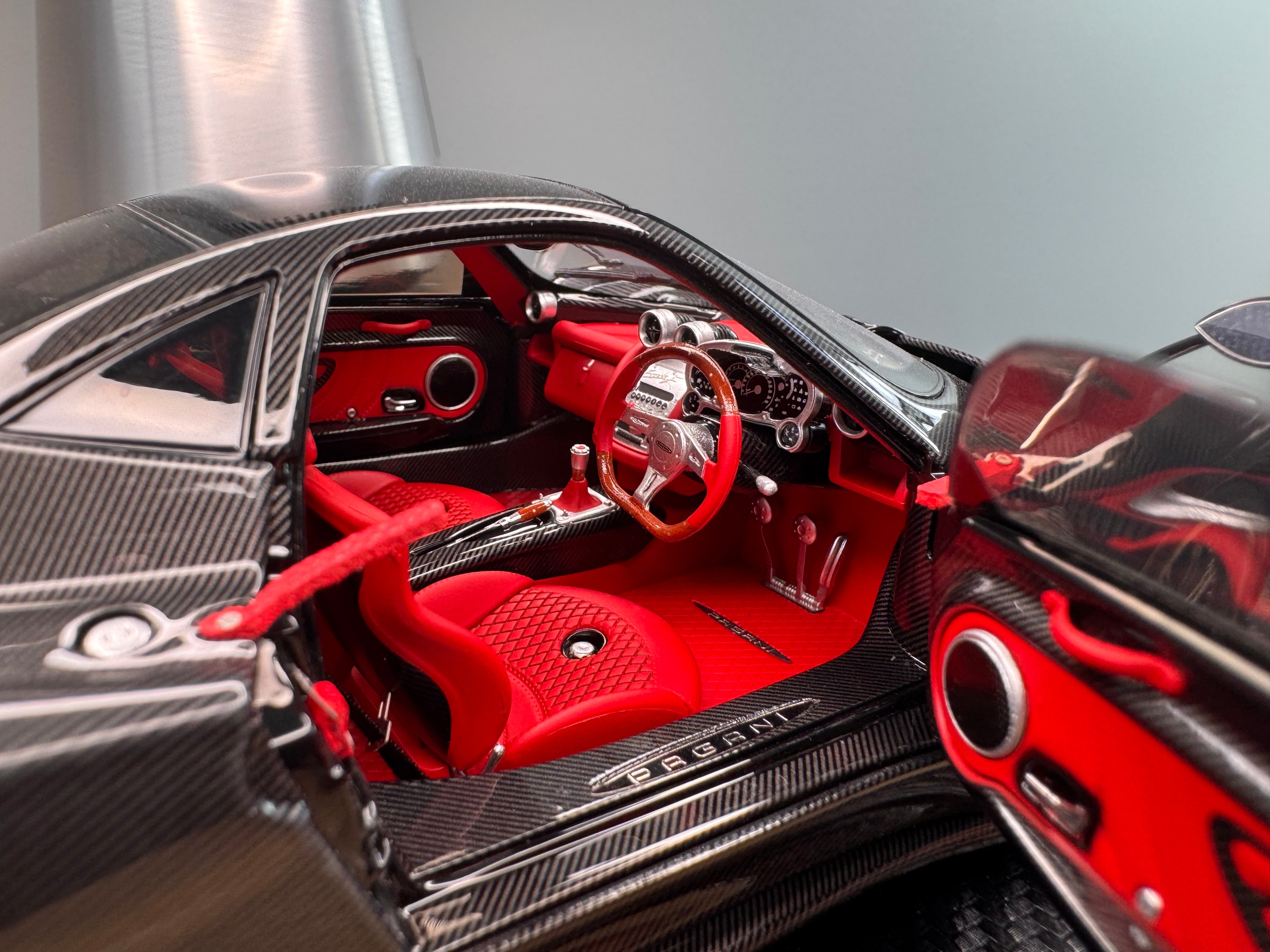 Pagani Zonda F - gloss carbon black OPEN PARTS - 1:18