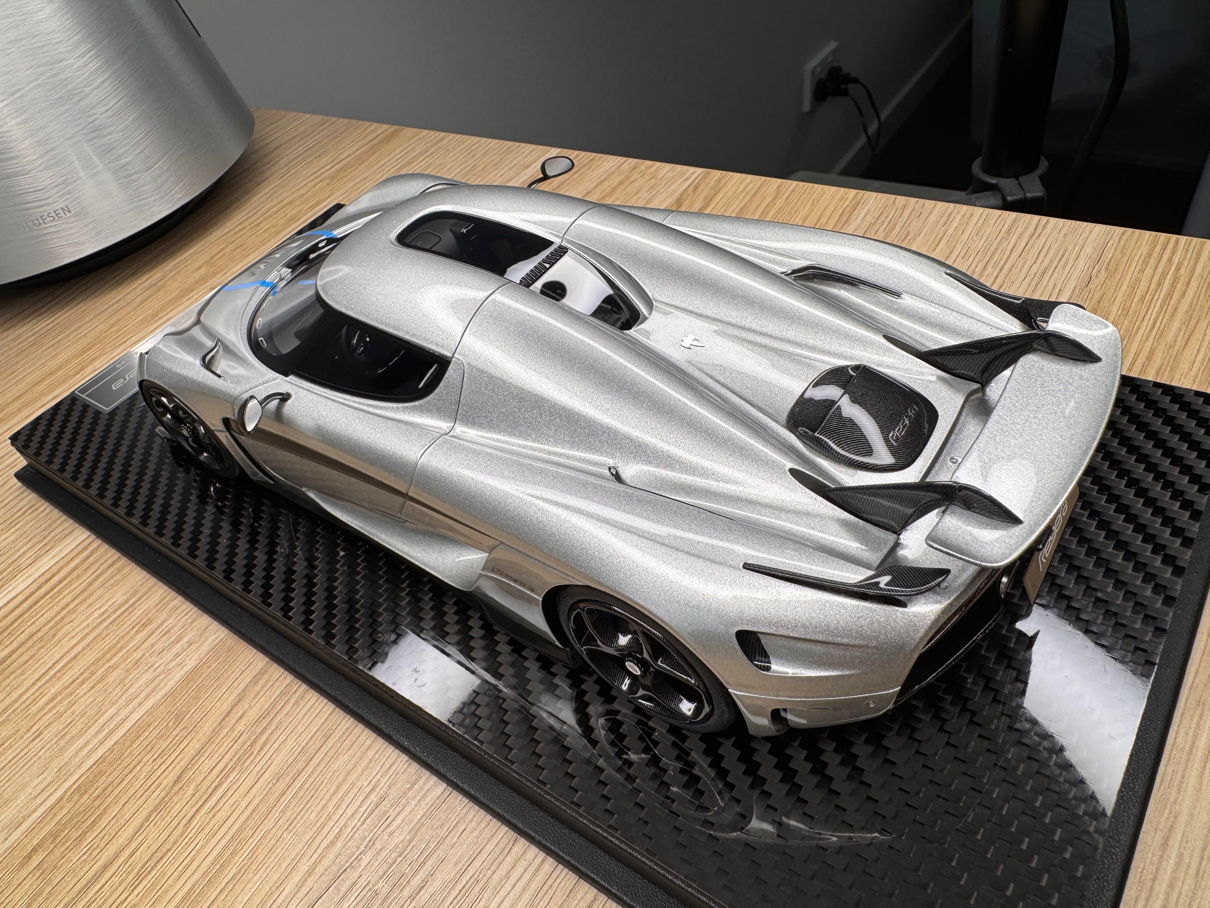 Koenigsegg Regera - Moon Silver with carbon wheels - 1:18