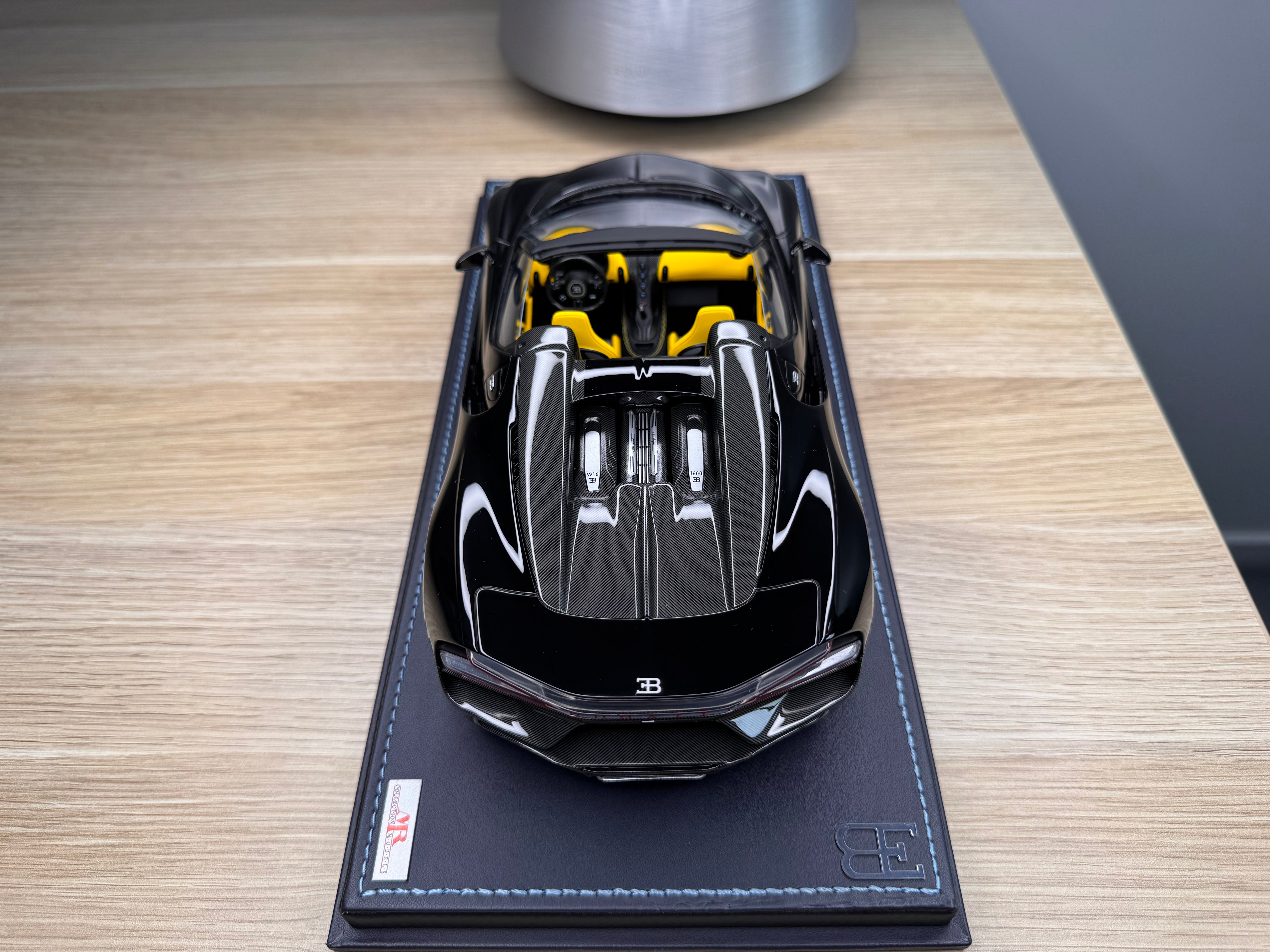 Bugatti Mistral - launch black - 1:18