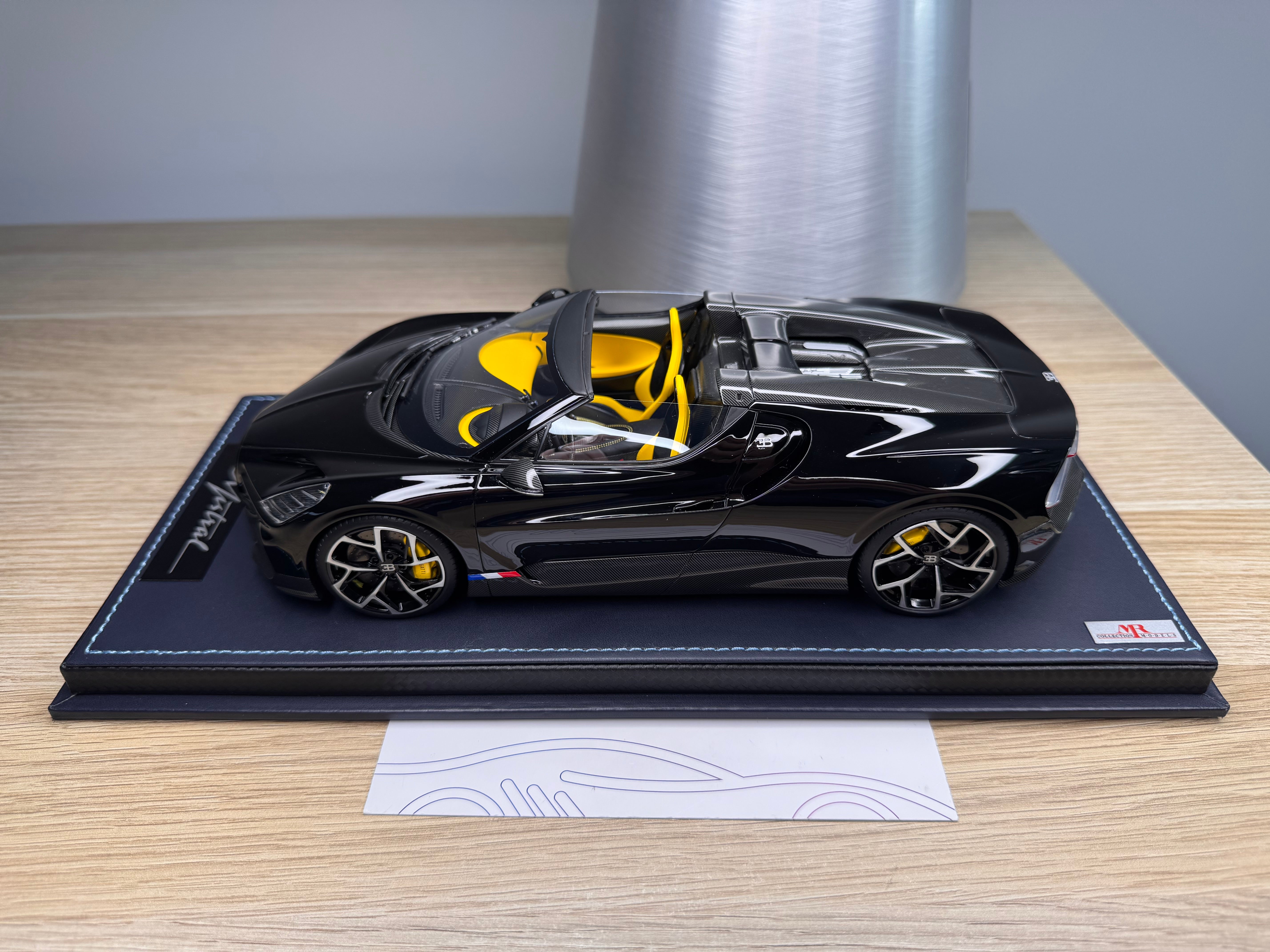 Bugatti Mistral - launch black - 1:18