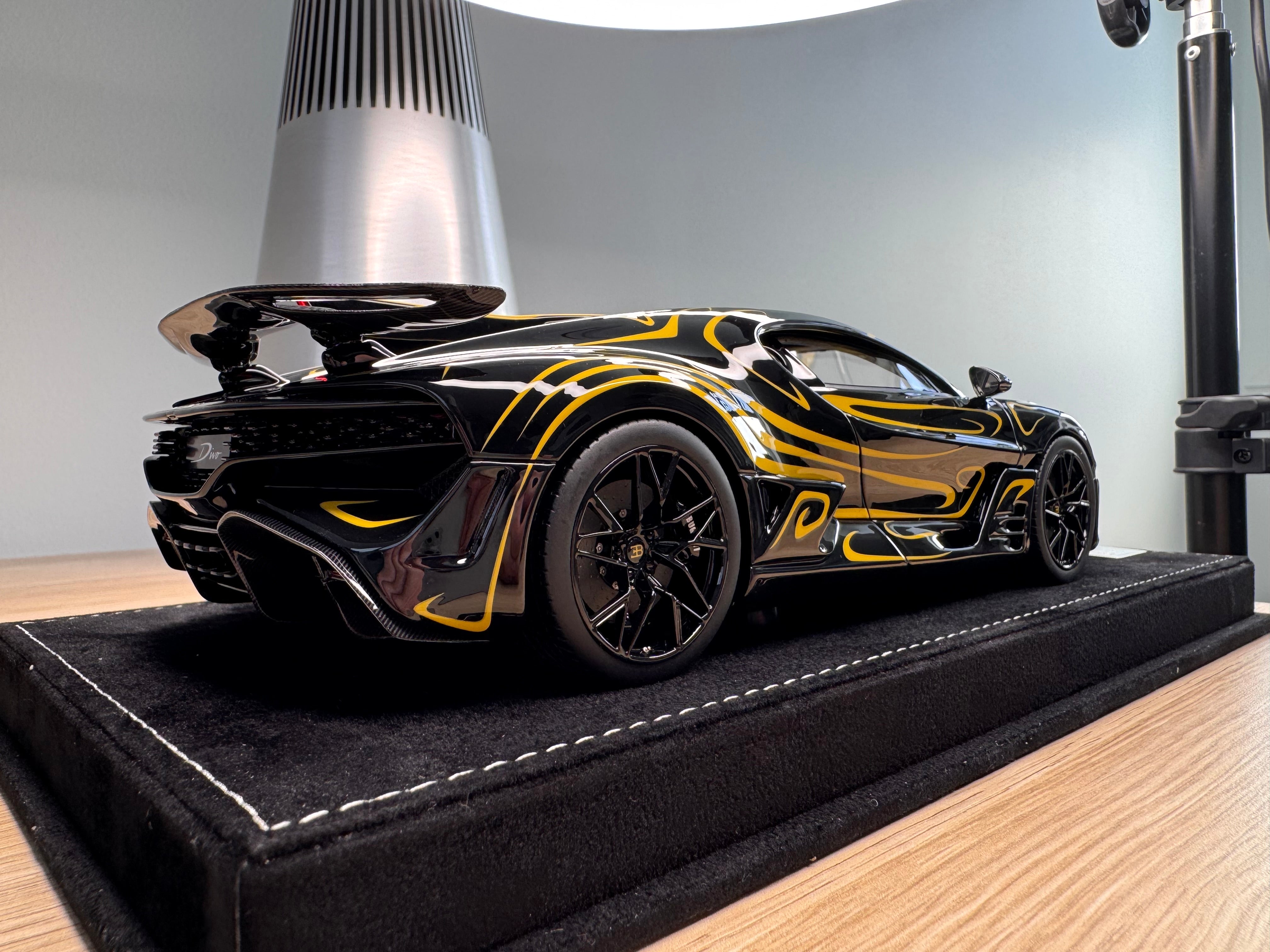 Bugatti Divo - Black with Gold Stripes - 1:18