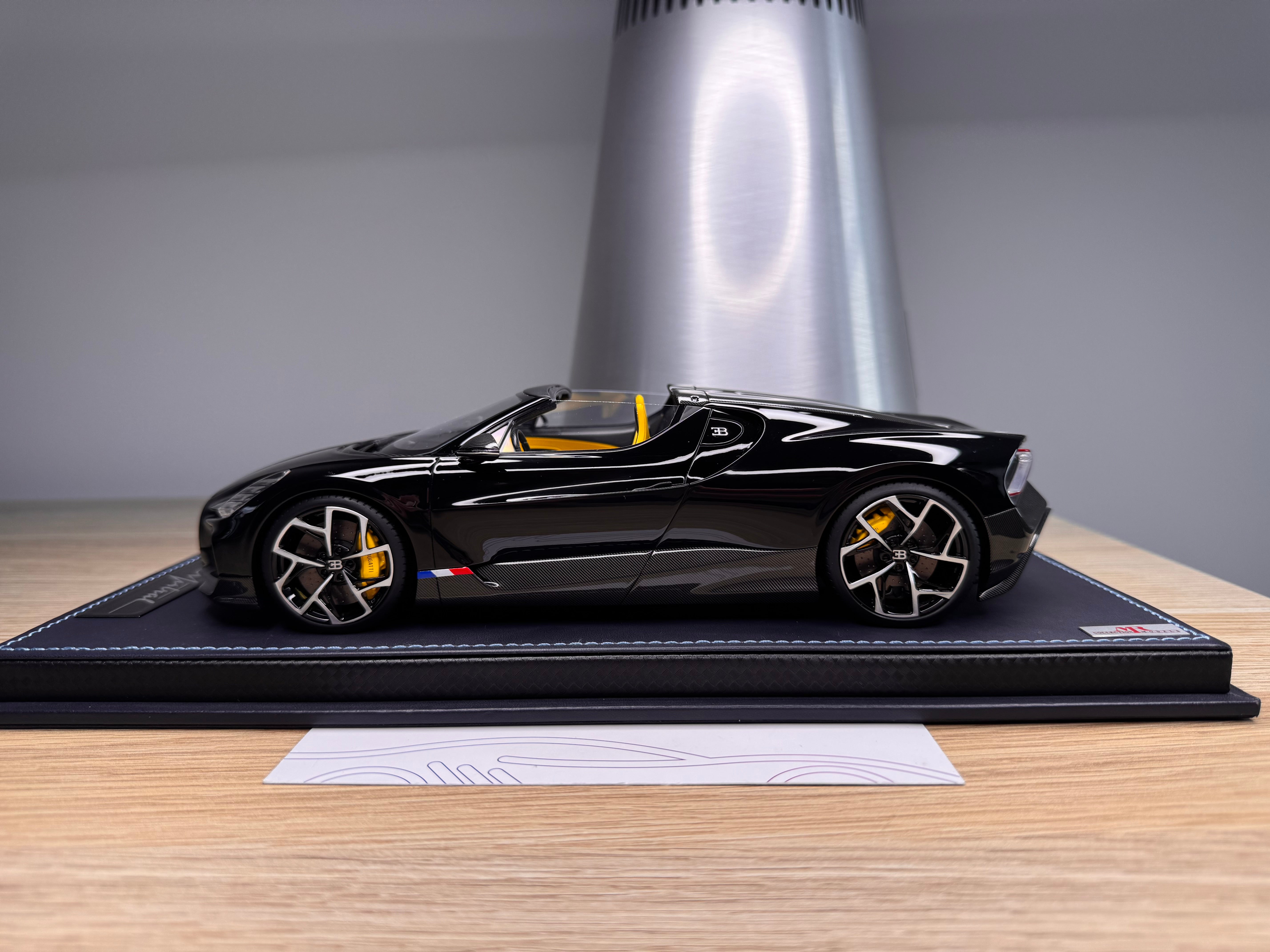 Bugatti Mistral - launch black - 1:18