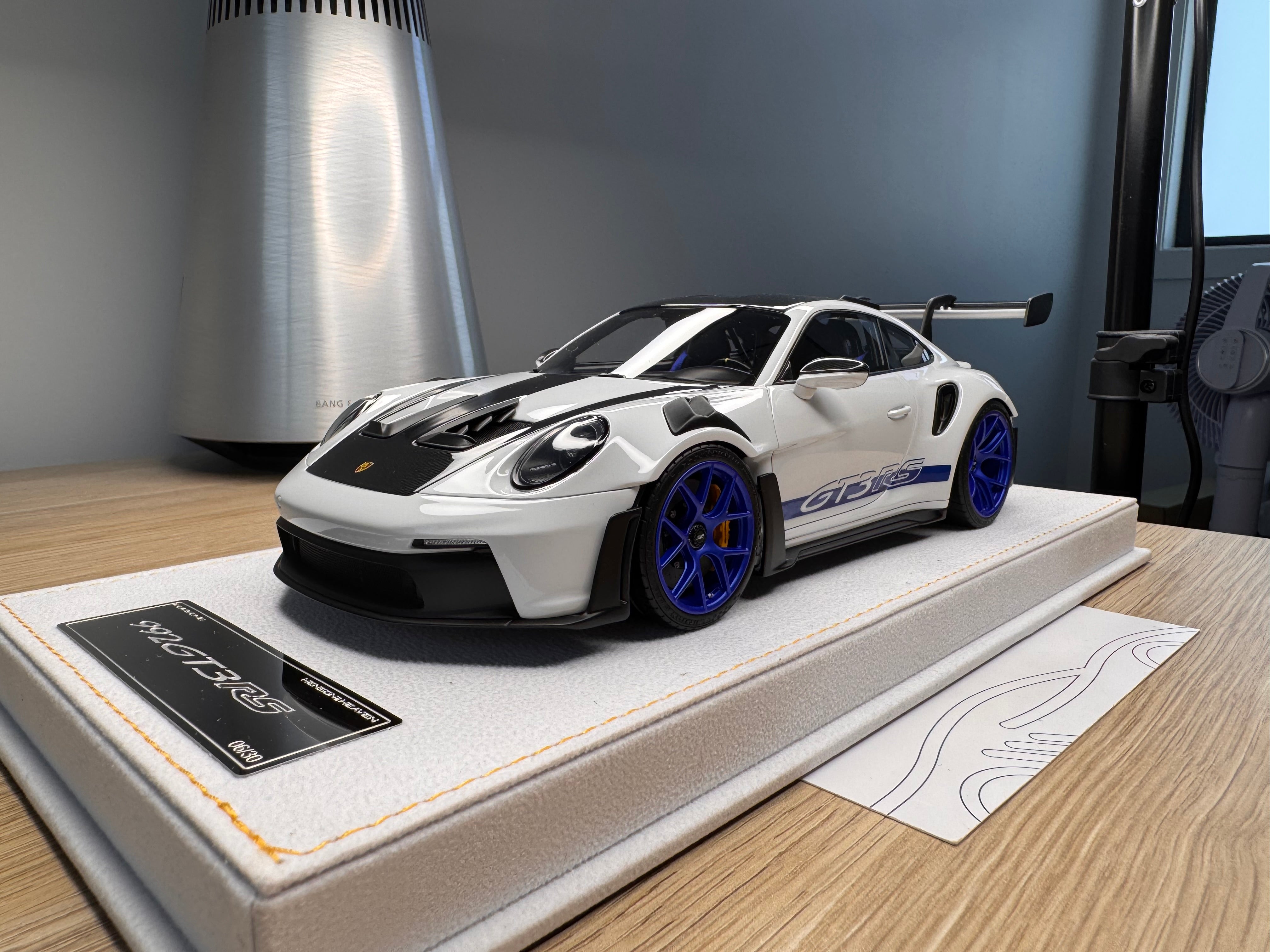 Porsche 911 992 GT3RS - Cement Grey - 1:18