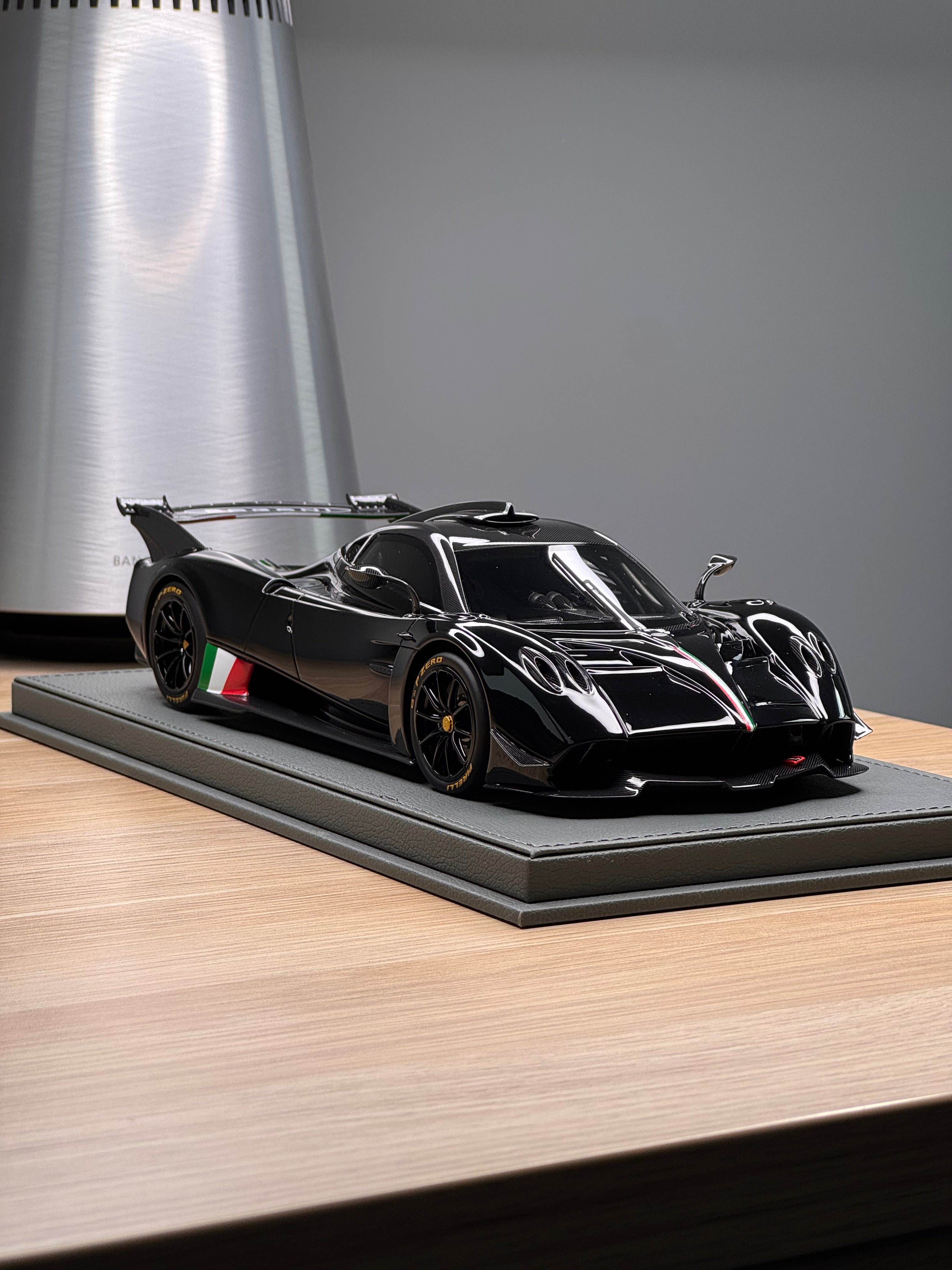 Pagani Huayra R - Gloss Black - 1:18