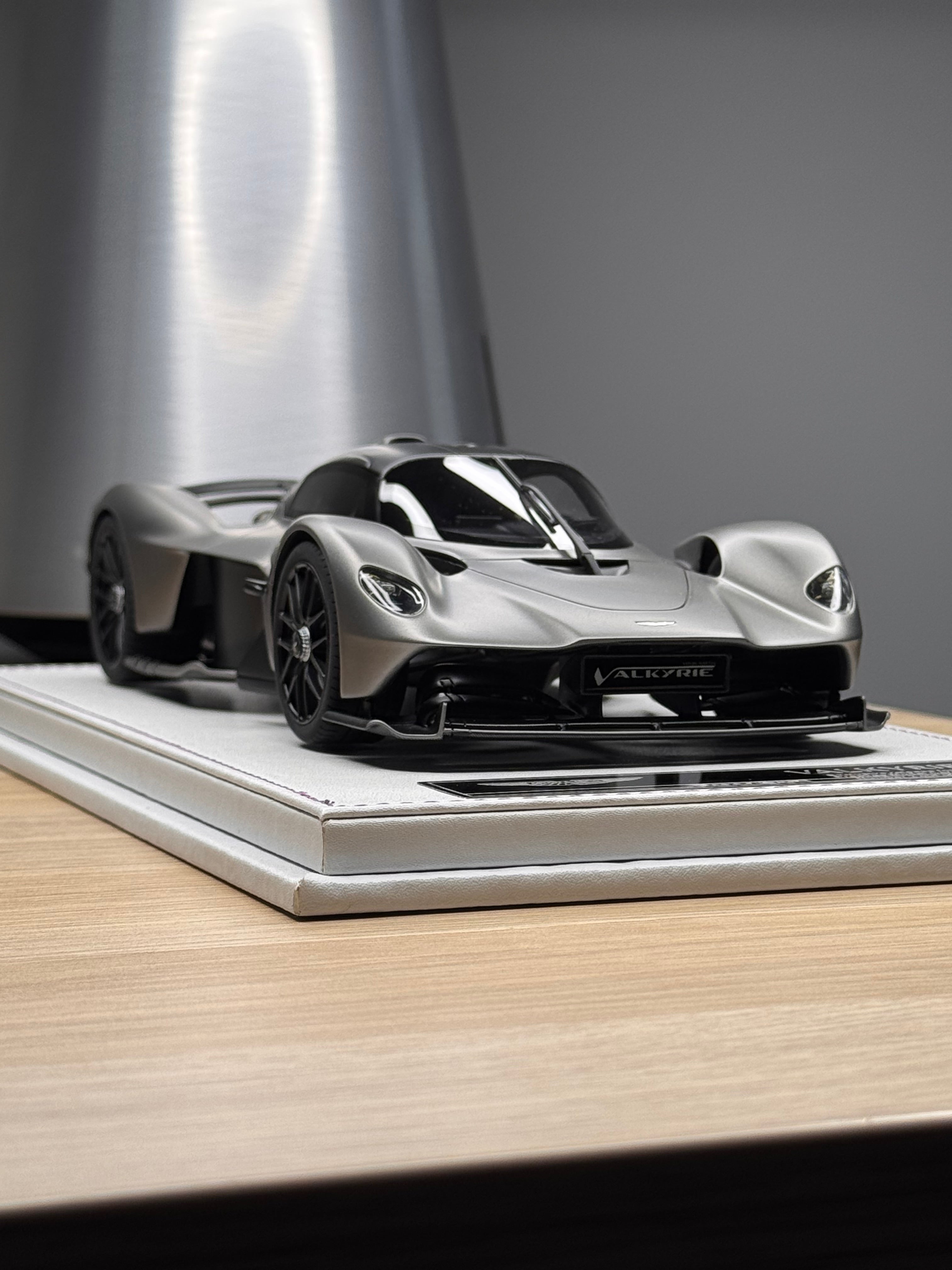 Aston Martin Valkyrie - Satin Scintilla Silver - 1:18