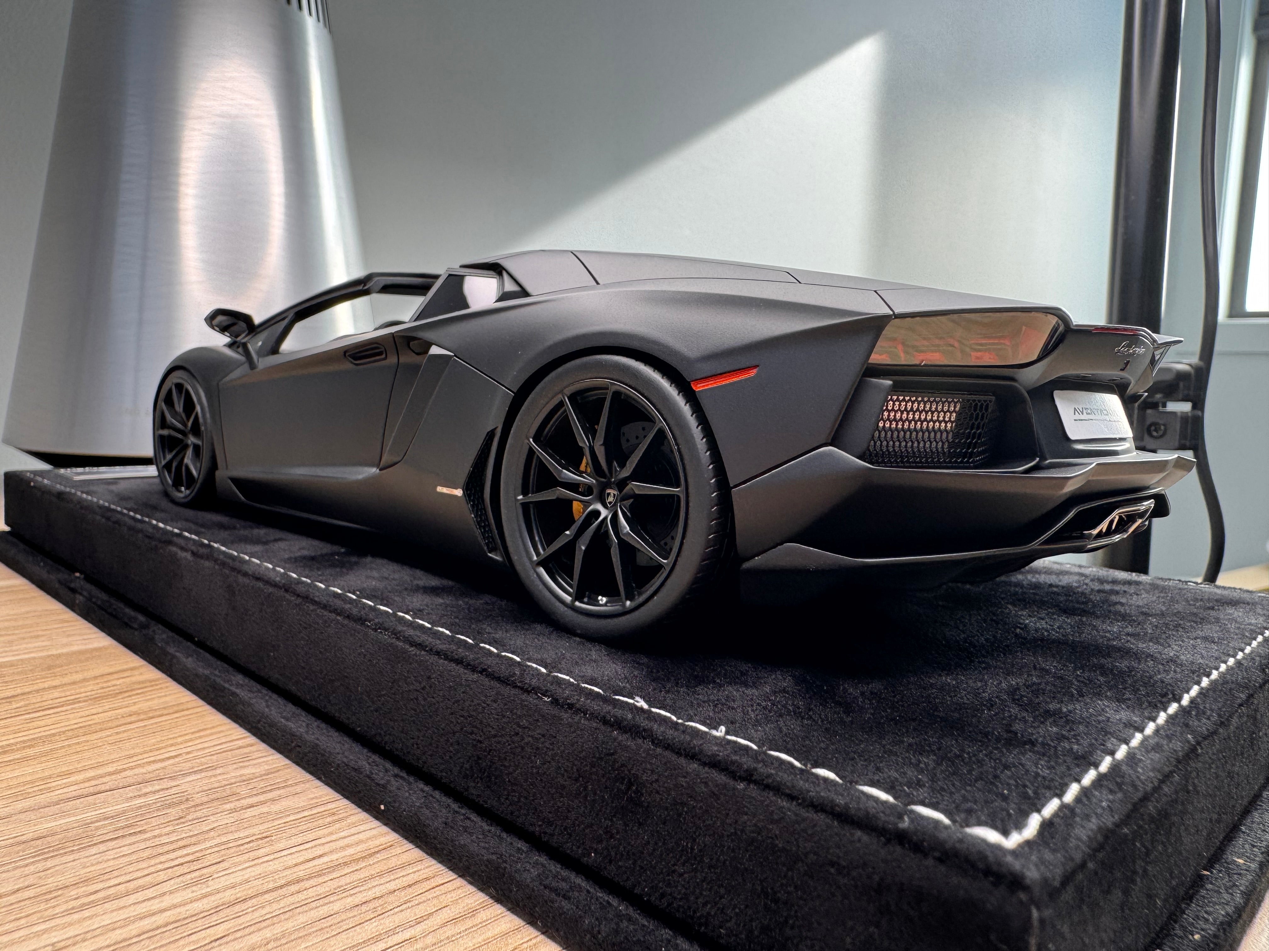 Lamborghini Aventador LP700-4 Roadster - Matte Black - 1:18