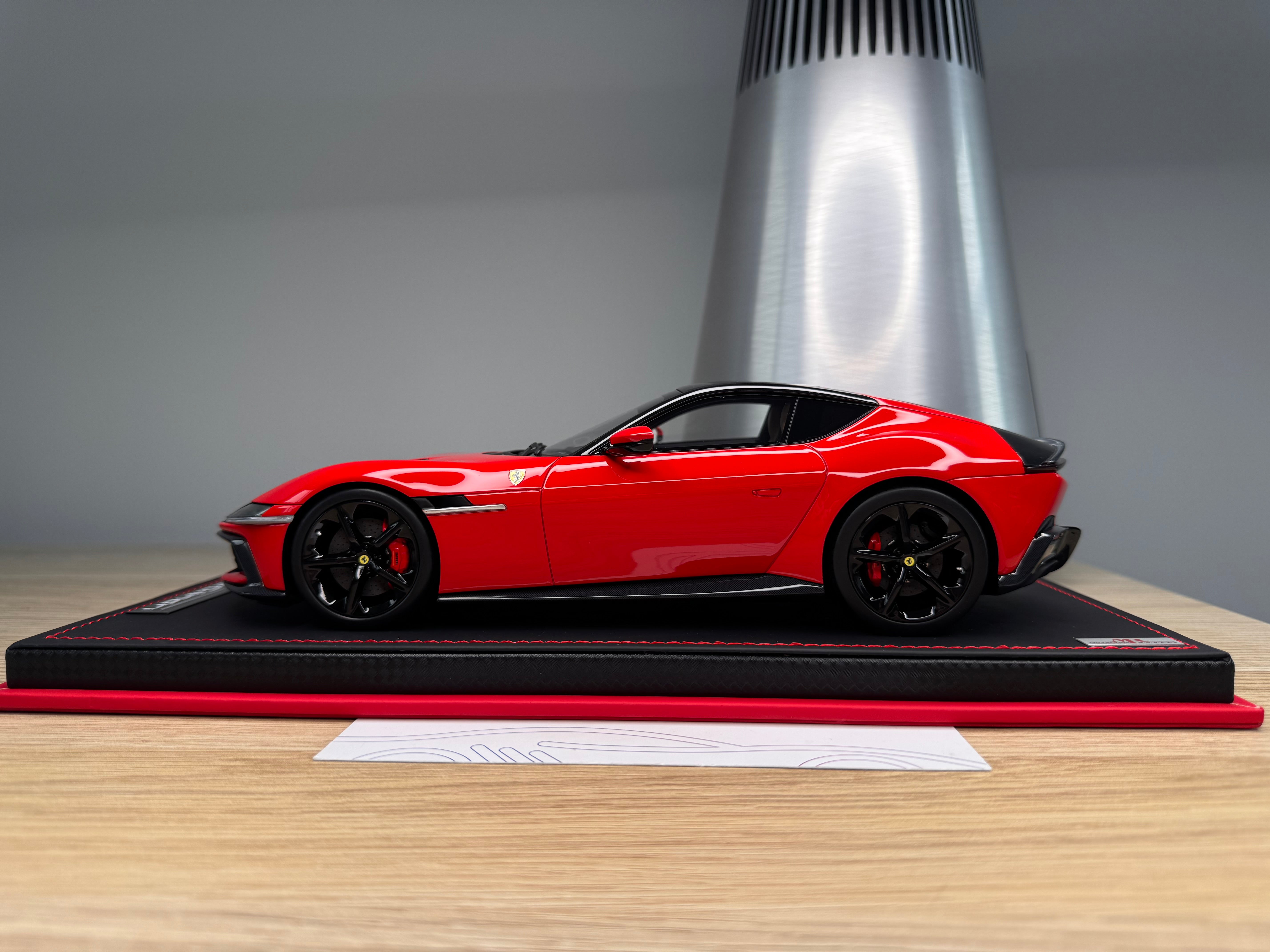 Ferrari 12 Cilindri - Rosso Scuderia - 1:18