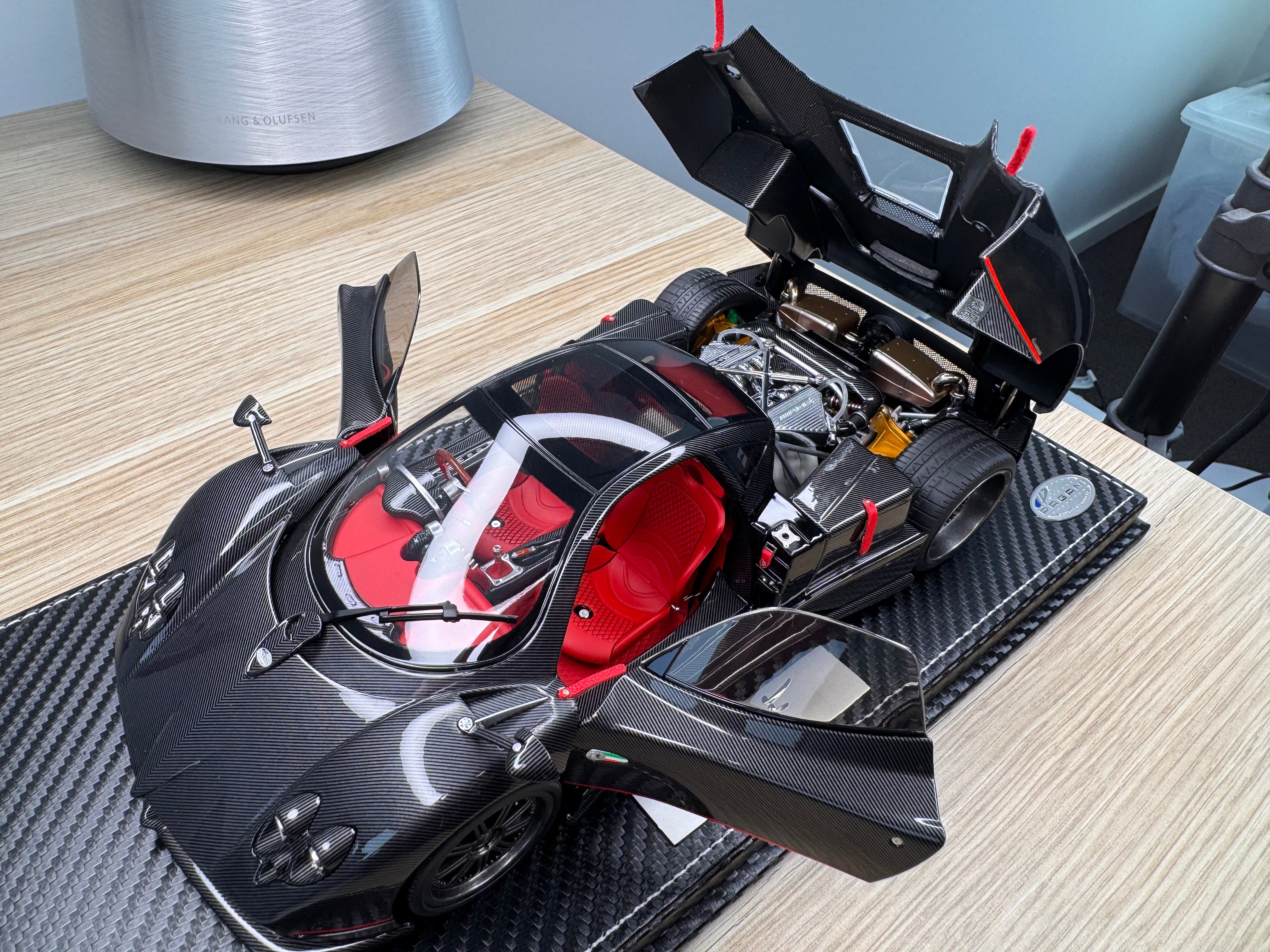 Pagani Zonda F - gloss carbon black OPEN PARTS - 1:18