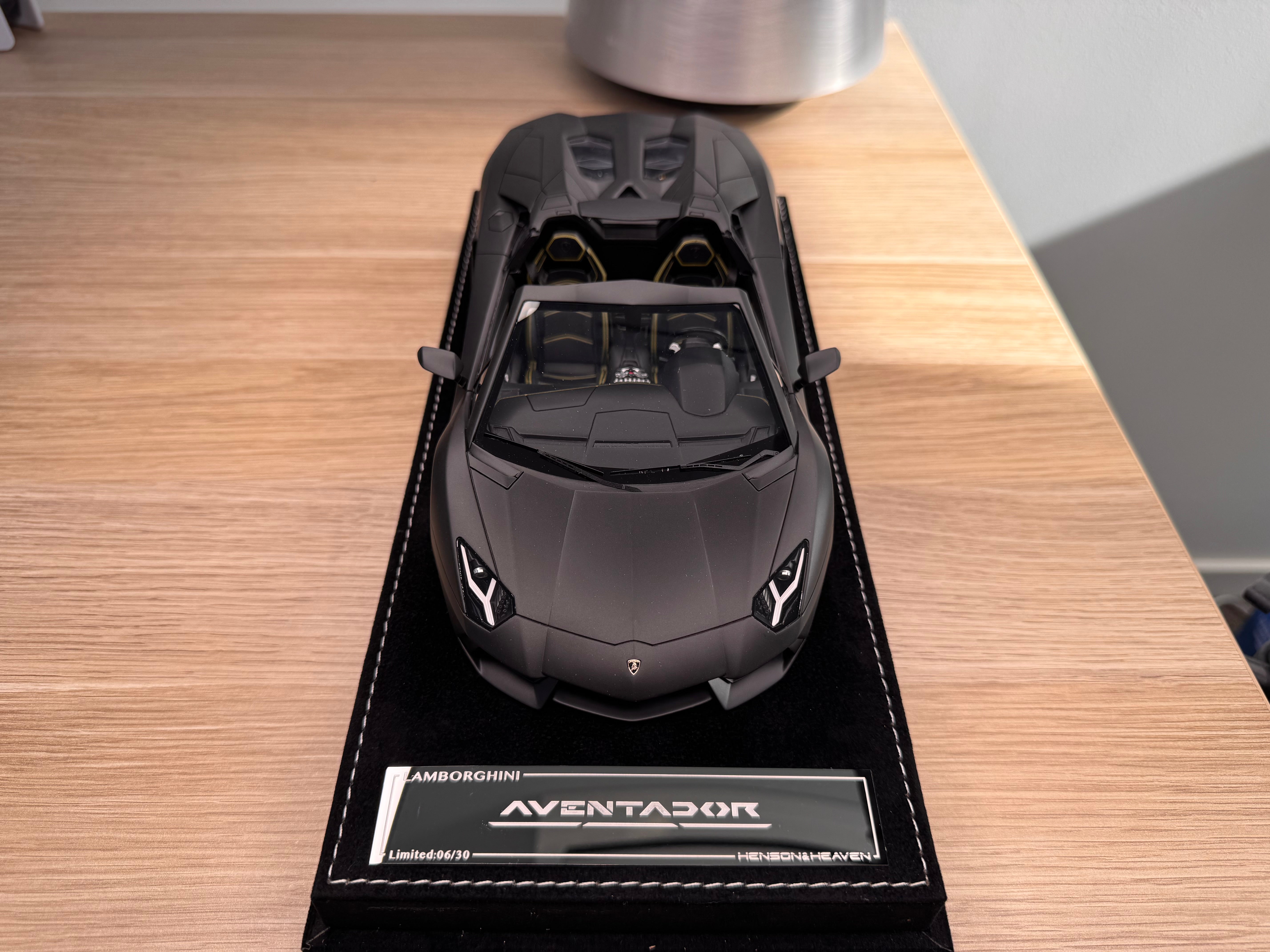 Lamborghini Aventador LP700-4 Roadster - Matte Black - 1:18
