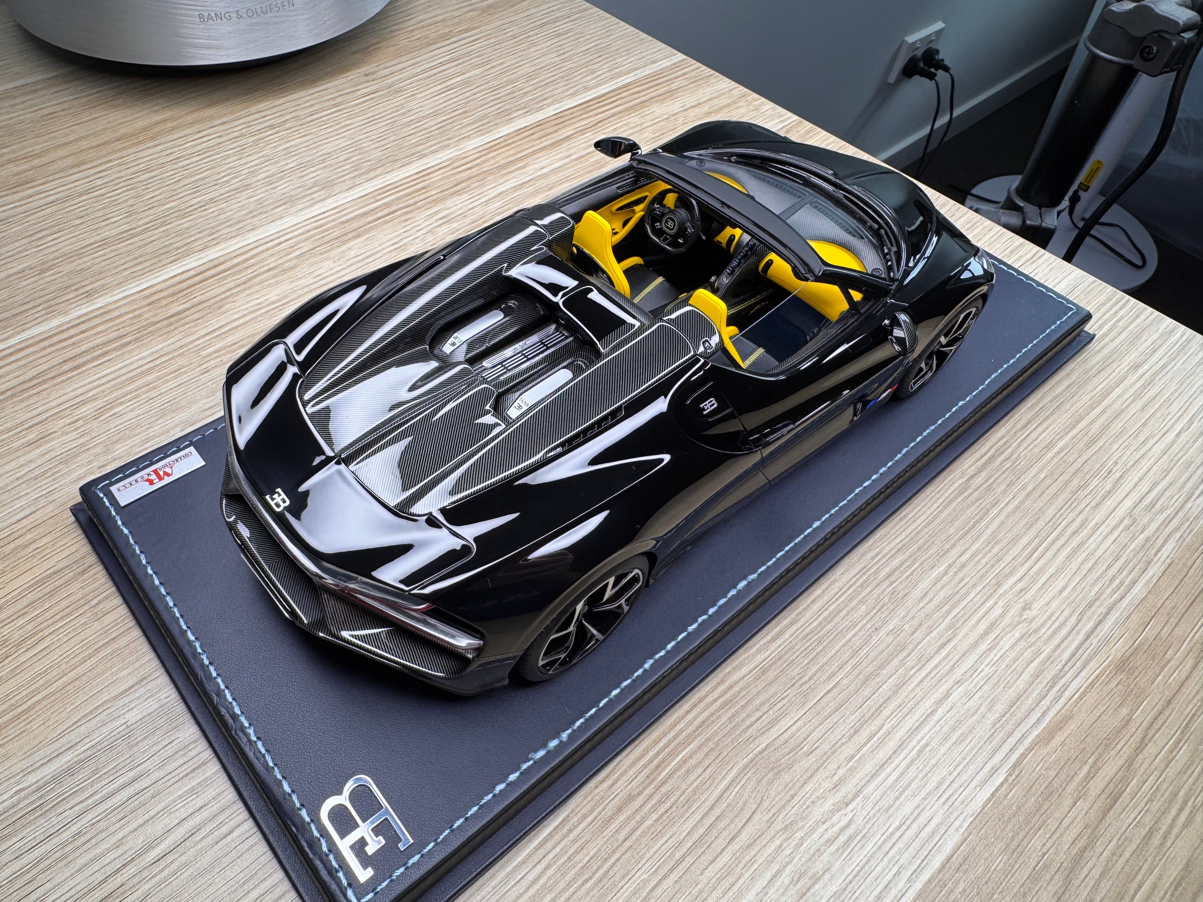 Bugatti Mistral - launch black - 1:18