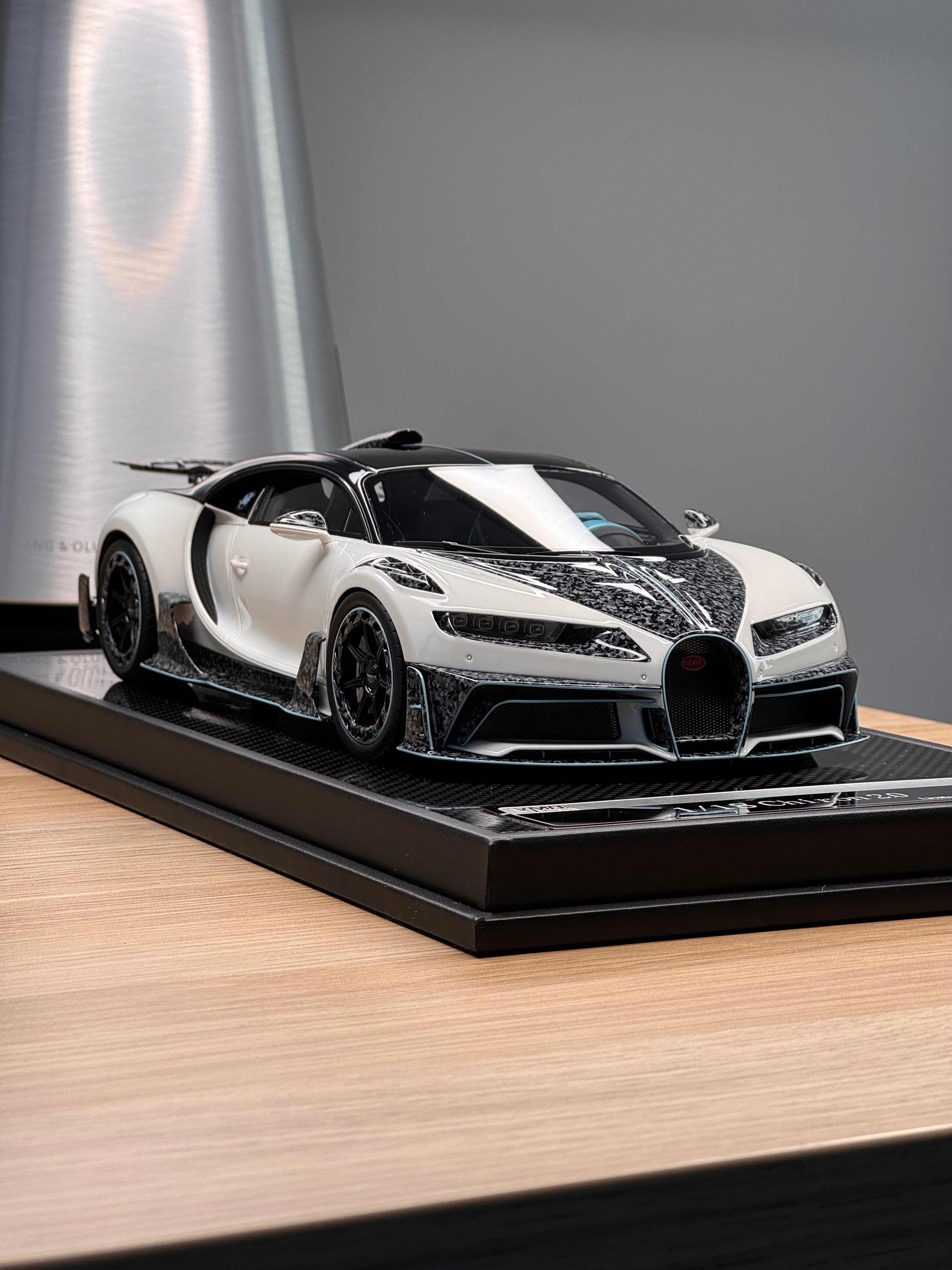 Bugatti Chiron 2.0 White with Luminous Blue - 1:18