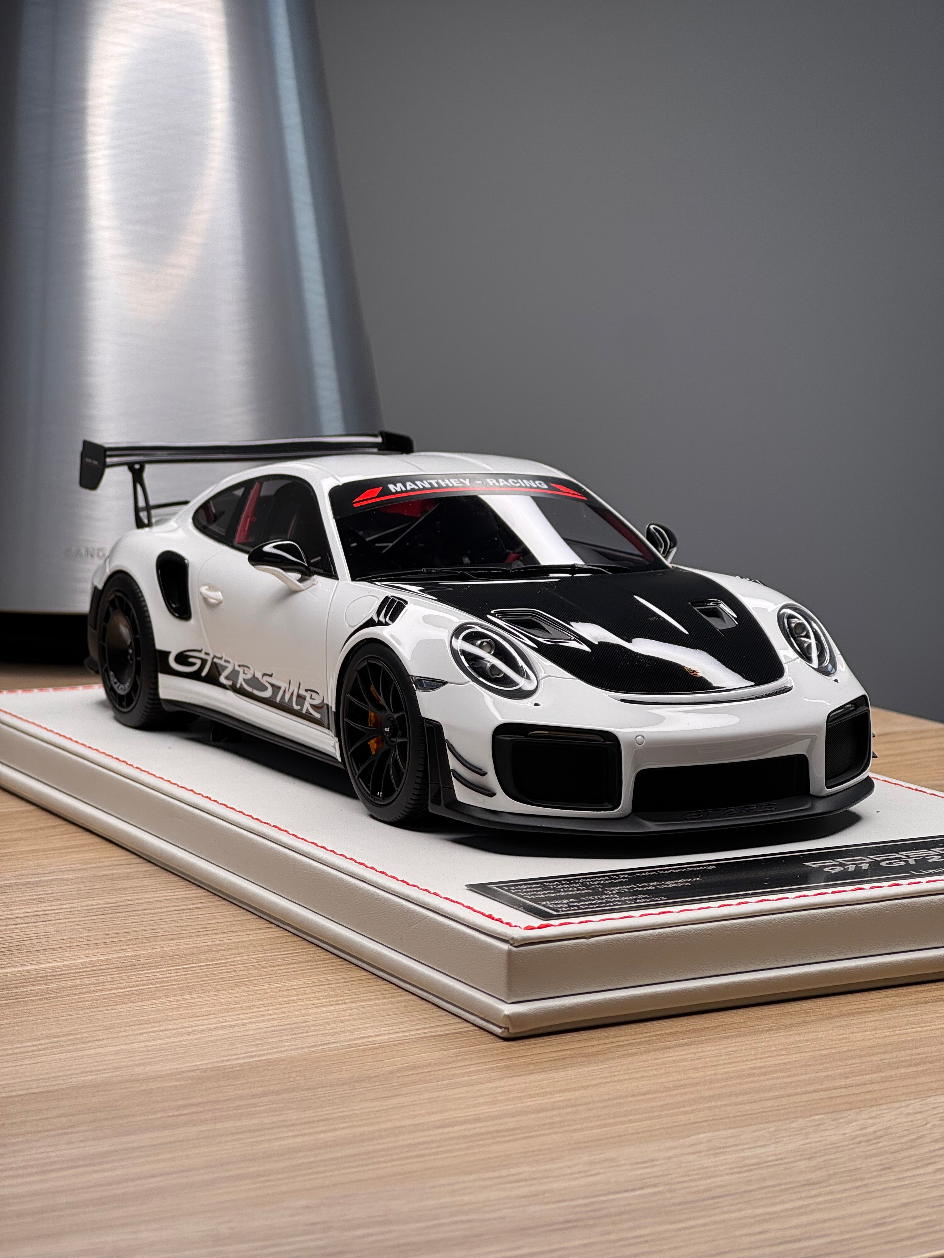 Porsche 911 GT2RSMR - White / Black - 1:18