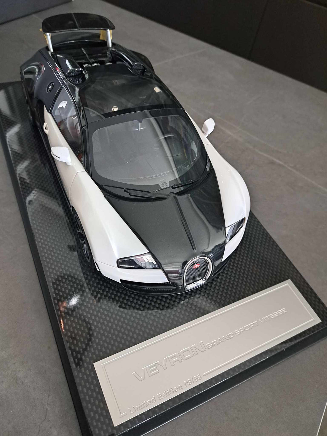Bugatti Veyron Grand Sport Vitesse - white and black on carbon base - 1:18