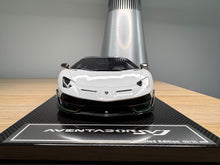 Load image into Gallery viewer, Lamborghini Aventador SVJ - Bianco Aether / Verde Hydra - 1:18
