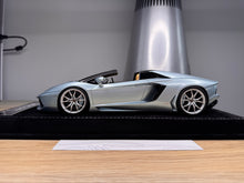 Load image into Gallery viewer, Lamborghini Aventador LP700-4 Roadster - Azzurro Thethis - 1:18
