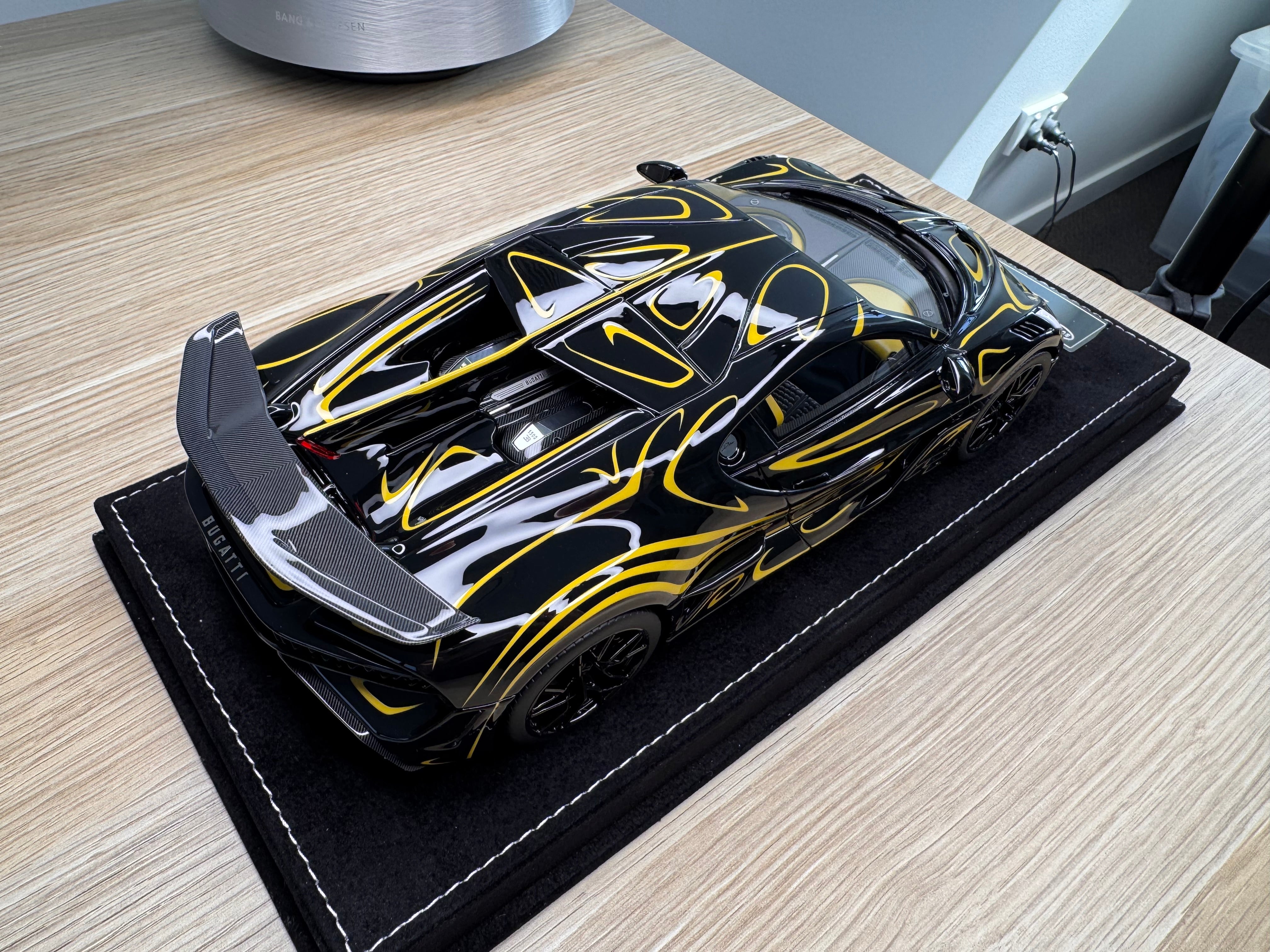 Bugatti Divo - Black with Gold Stripes - 1:18