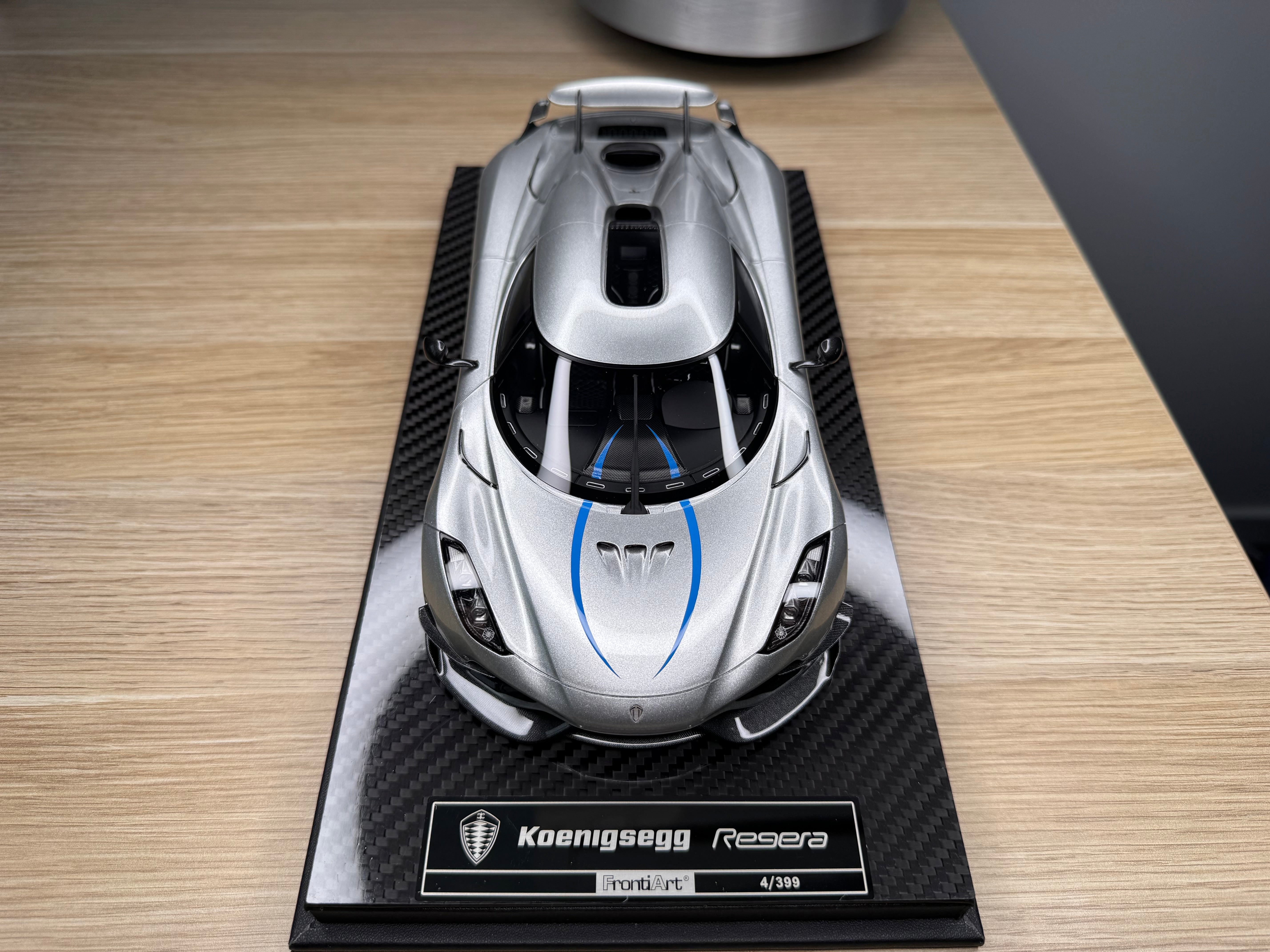Koenigsegg Regera - Moon Silver with carbon wheels - 1:18