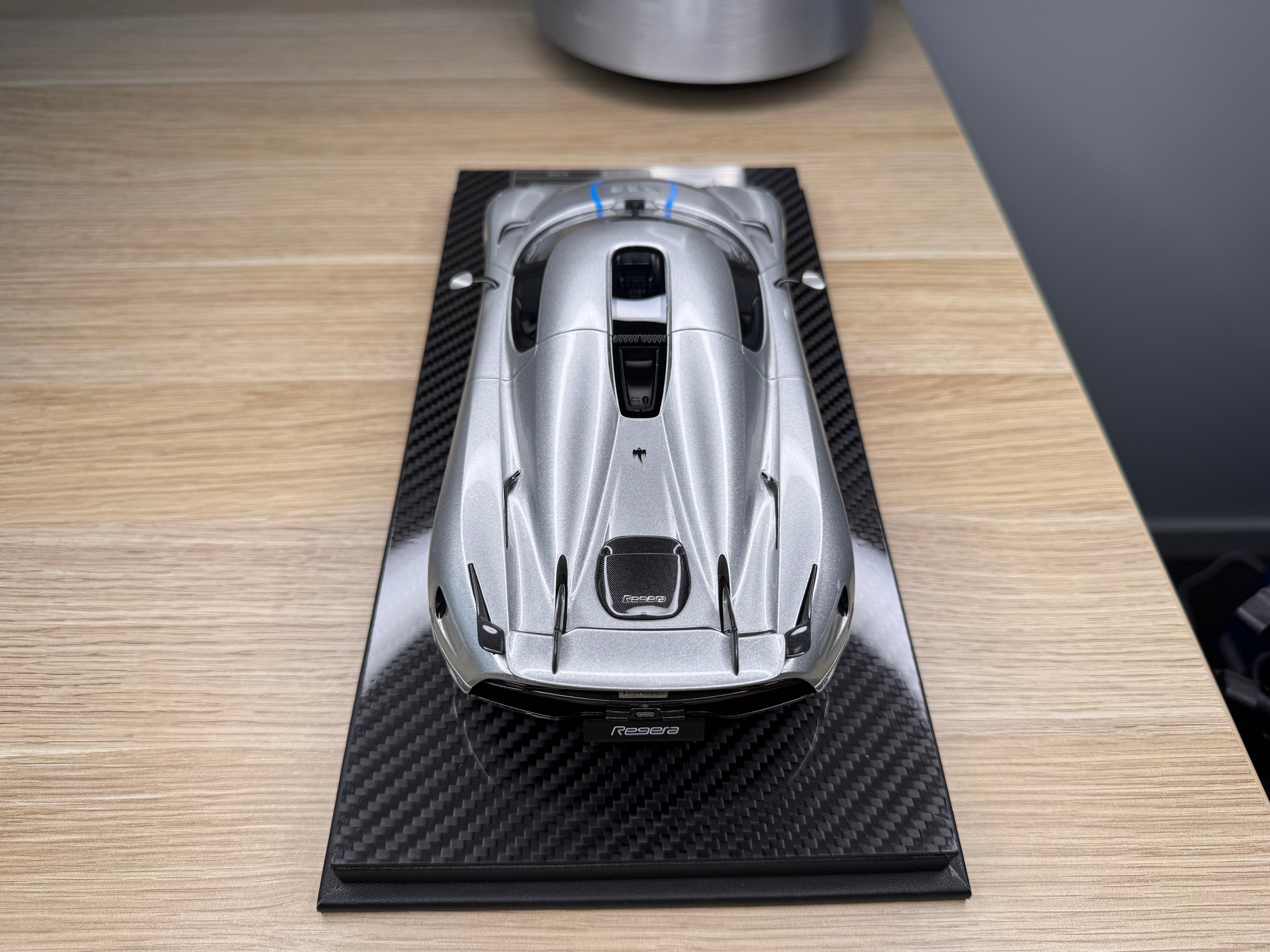 Koenigsegg Regera - Moon Silver with carbon wheels - 1:18